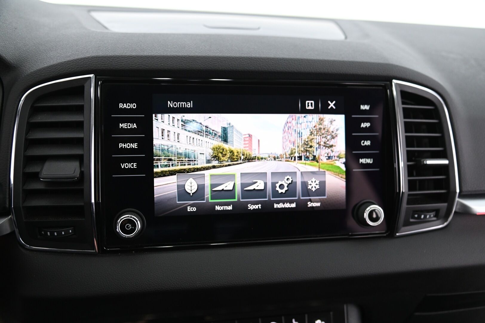Skoda Karoq 2018 2,0 TDI 150 4x4 Style DSG Autom. *Webasto / ACC / Navi / Koukku / Jakopää tehty!* - *BLIS / Lane Assist / Smartlink / Lämpölasi / 2x Alumiinivanteet hyvillä renkailla*