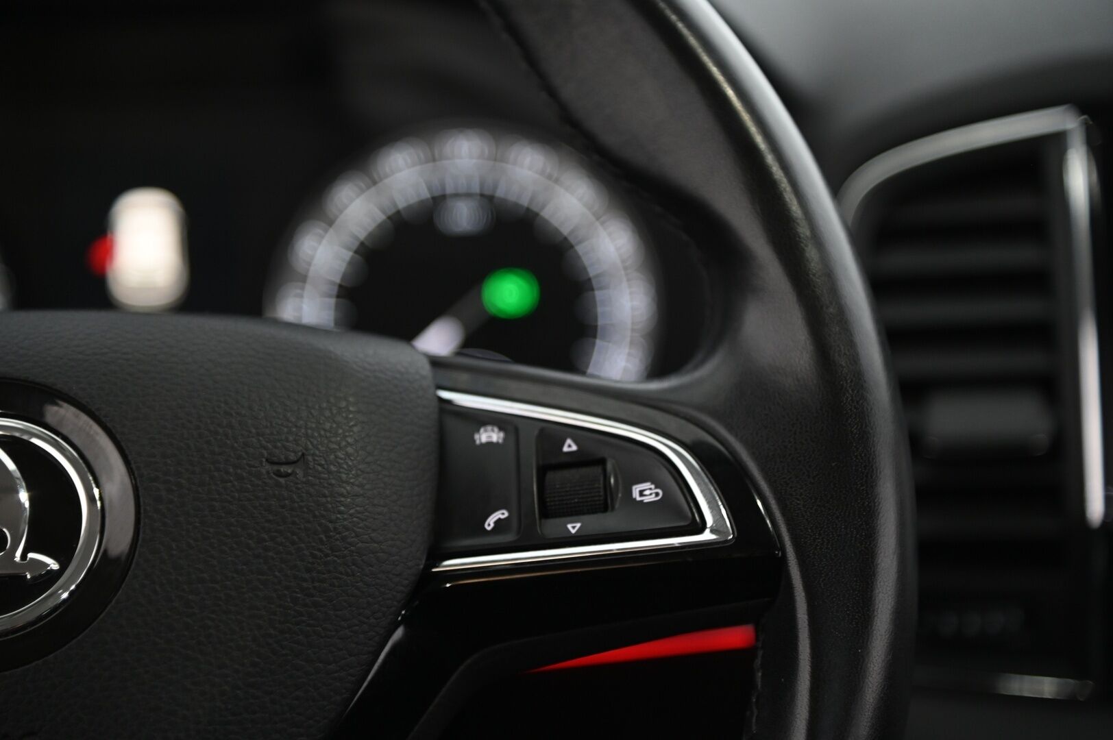 Skoda Karoq 2018 2,0 TDI 150 4x4 Style DSG Autom. *Webasto / ACC / Navi / Koukku / Jakopää tehty!* - *BLIS / Lane Assist / Smartlink / Lämpölasi / 2x Alumiinivanteet hyvillä renkailla* - Osta nyt, maksa vasta ensi vuonna