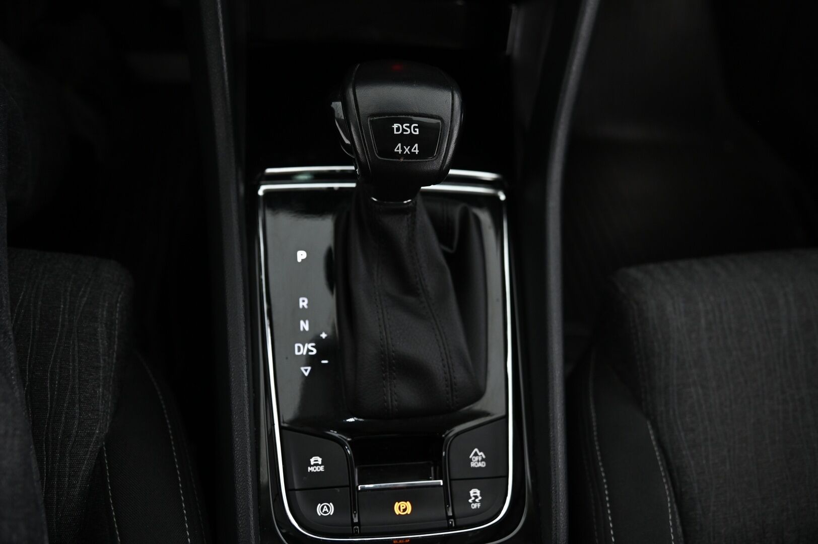 Skoda Karoq 2018 2,0 TDI 150 4x4 Style DSG Autom. *Webasto / ACC / Navi / Koukku / Jakopää tehty!* - *BLIS / Lane Assist / Smartlink / Lämpölasi / 2x Alumiinivanteet hyvillä renkailla* - HULLUT VÄLIPÄIVÄT KORKOTARJOUS 2,49%