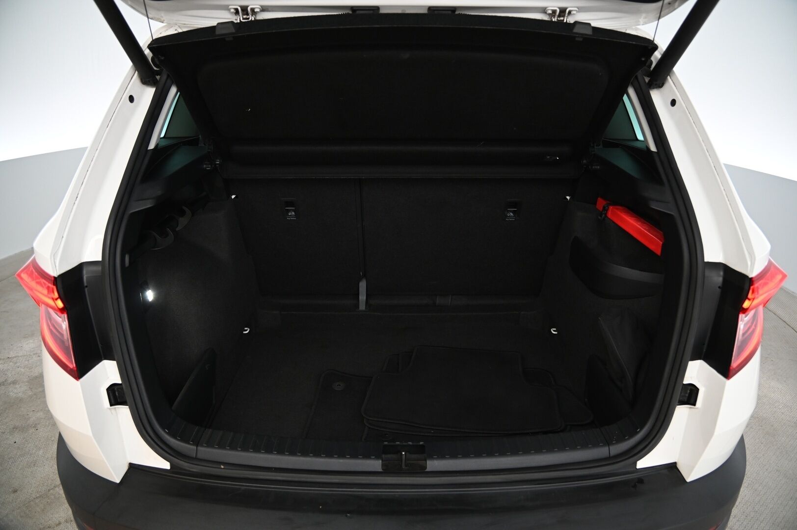 Skoda Karoq 2018 2,0 TDI 150 4x4 Style DSG Autom. *Webasto / ACC / Navi / Koukku / Jakopää tehty!* - *BLIS / Lane Assist / Smartlink / Lämpölasi / 2x Alumiinivanteet hyvillä renkailla*