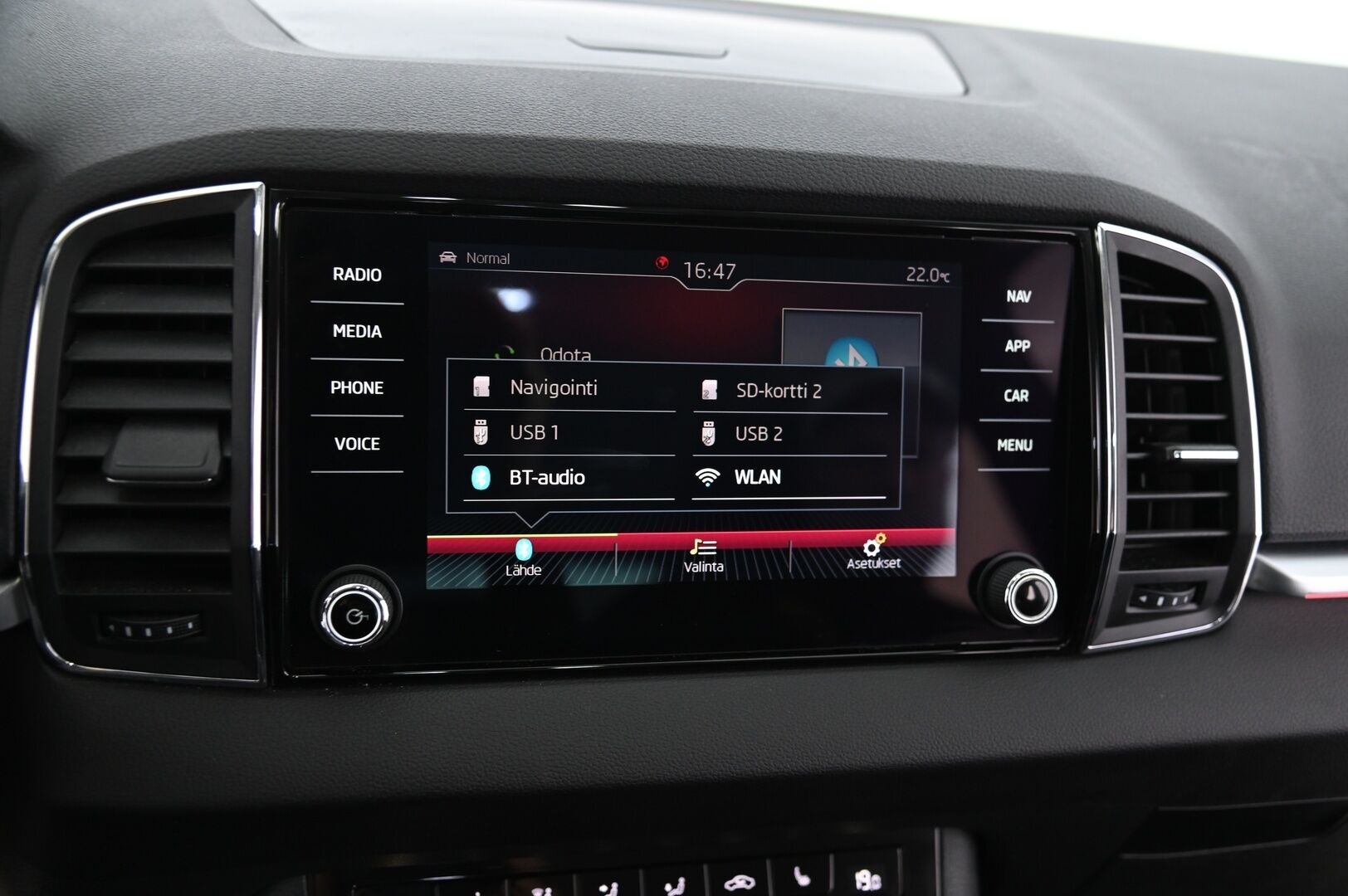 Skoda Karoq 2018 2,0 TDI 150 4x4 Style DSG Autom. *Webasto / ACC / Navi / Koukku / Jakopää tehty!* - *BLIS / Lane Assist / Smartlink / Lämpölasi / 2x Alumiinivanteet hyvillä renkailla*