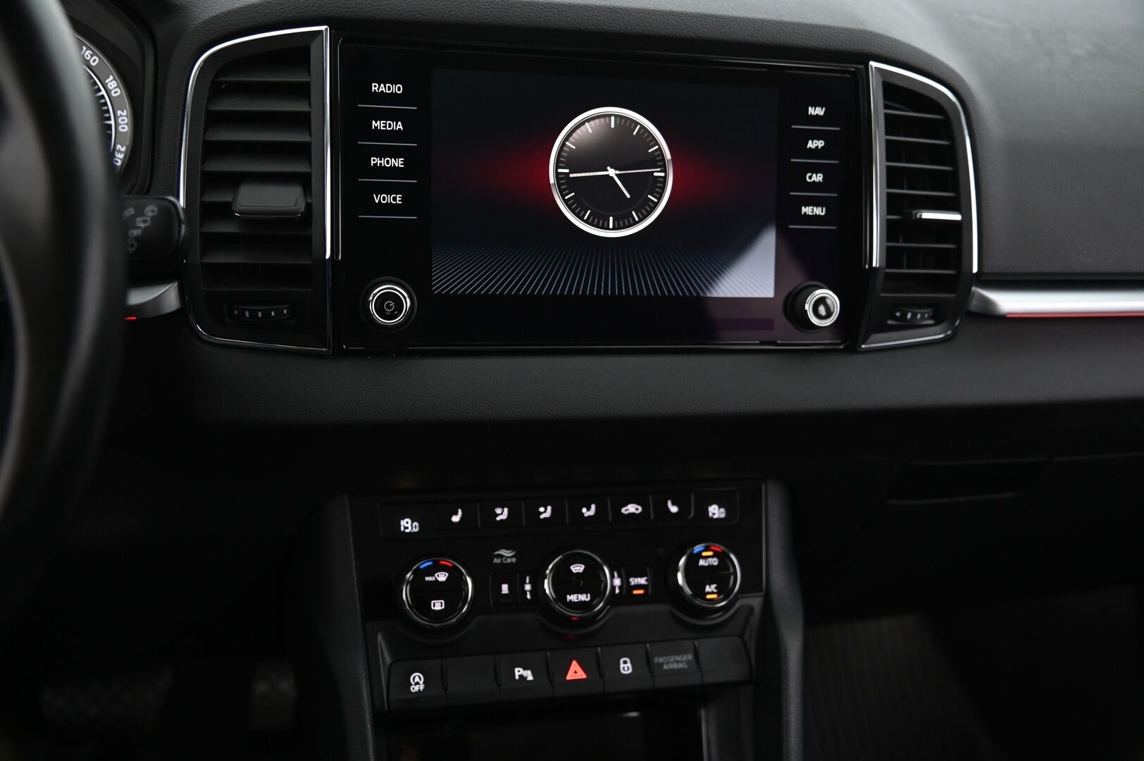 Skoda Karoq 2018 2,0 TDI 150 4x4 Style DSG Autom. *Webasto / ACC / Navi / Koukku / Jakopää tehty!* - *BLIS / Lane Assist / Smartlink / Lämpölasi / 2x Alumiinivanteet hyvillä renkailla*