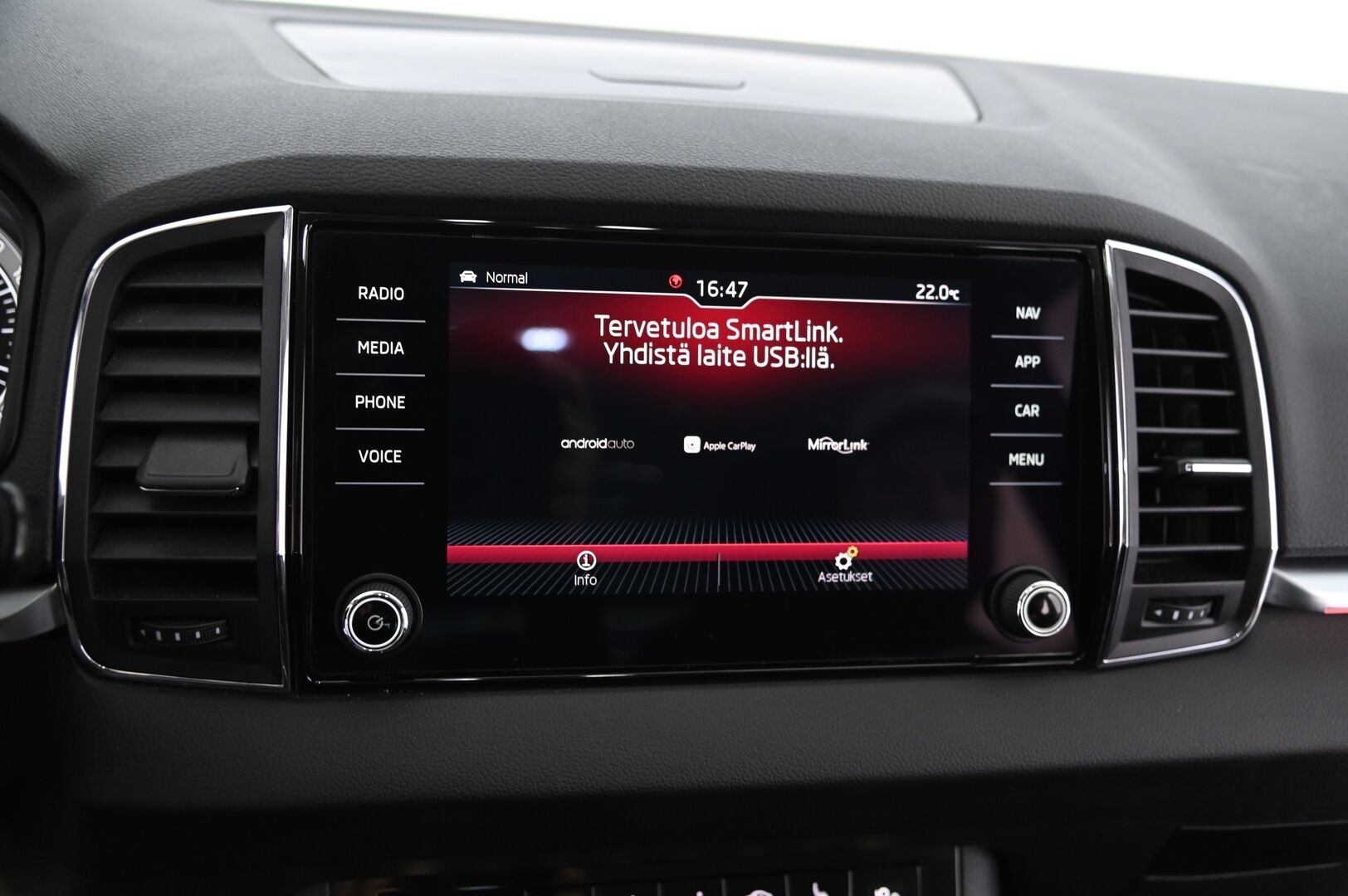 Skoda Karoq 2018 2,0 TDI 150 4x4 Style DSG Autom. *Webasto / ACC / Navi / Koukku / Jakopää tehty!* - *BLIS / Lane Assist / Smartlink / Lämpölasi / 2x Alumiinivanteet hyvillä renkailla* - HULLUT VÄLIPÄIVÄT KORKOTARJOUS 2,49%