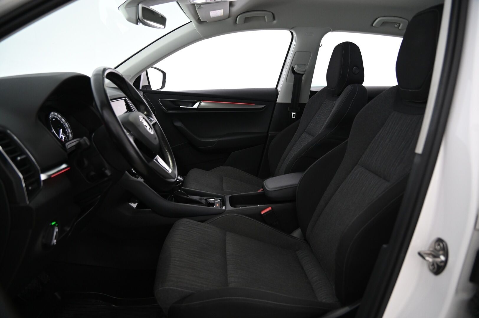 Skoda Karoq 2018 2,0 TDI 150 4x4 Style DSG Autom. *Webasto / ACC / Navi / Koukku / Jakopää tehty!* - *BLIS / Lane Assist / Smartlink / Lämpölasi / 2x Alumiinivanteet hyvillä renkailla* - HULLUT VÄLIPÄIVÄT KORKOTARJOUS 2,49%