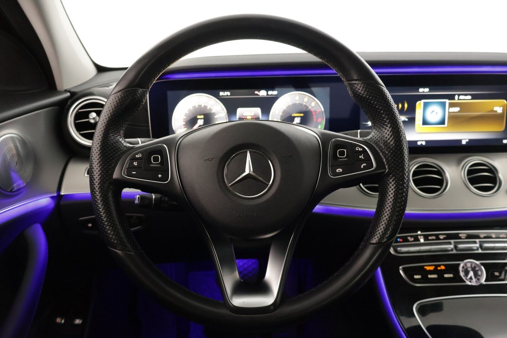 Mercedes-Benz E 2017 350 e A Premium Business * Burmesterit / 360-Kamerat / Widescreen / IHC+ / Vetokoukku * - * Näyttävä ja Merkkihuollettu yksilö *