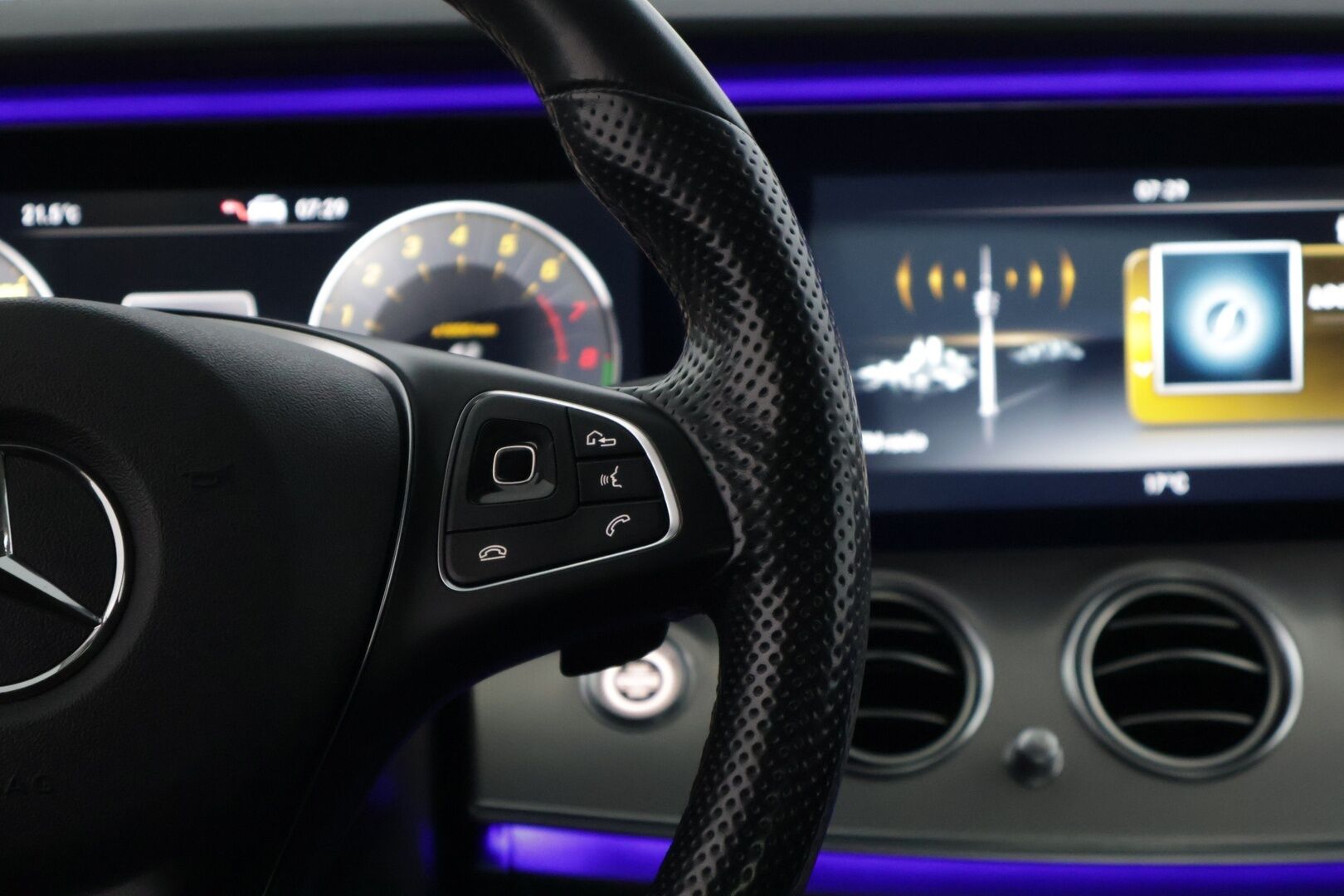 Mercedes-Benz E 2017 350 e A Premium Business * Burmesterit / 360-Kamerat / Widescreen / IHC+ / Vetokoukku * - * Näyttävä ja Merkkihuollettu yksilö *