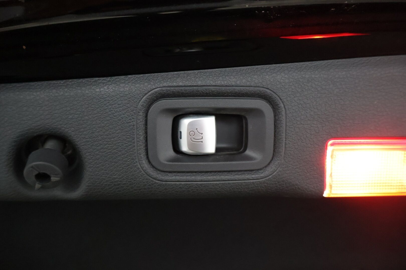 Mercedes-Benz E 2017 350 e A Premium Business * Burmesterit / 360-Kamerat / Widescreen / IHC+ / Vetokoukku * - * Näyttävä ja Merkkihuollettu yksilö *