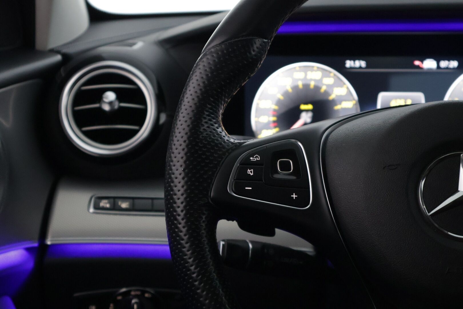 Mercedes-Benz E 2017 350 e A Premium Business * Burmesterit / 360-Kamerat / Widescreen / IHC+ / Vetokoukku * - * Näyttävä ja Merkkihuollettu yksilö *