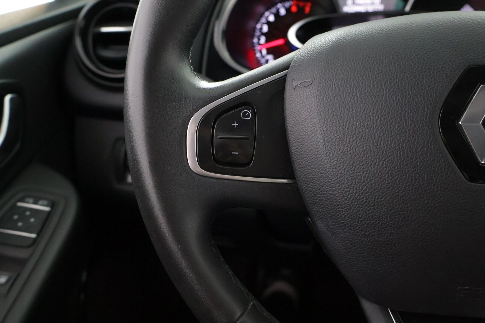 Renault Clio 2019 TCe 90 eco2 Zen - Suomi-auto | Lohko | Vakkari | Penkinlämmittimet | BASS Reflex