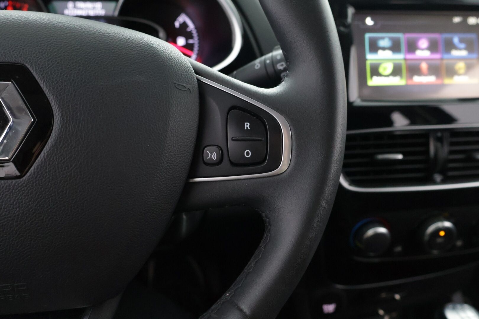 Renault Clio 2019 TCe 90 eco2 Zen - Suomi-auto | Lohko | Vakkari | Penkinlämmittimet | BASS Reflex