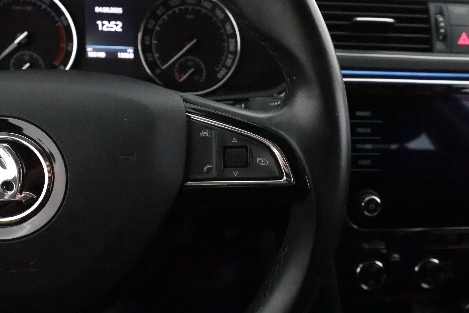 Skoda Superb 2018 Combi 1,4 TSI ACT Style BusinessLine DSG **Webasto / Koukku / ACC / Canton / Xenon / P.Kamera / Muistipenkki** - Suomi-auto / Kahdet Renkaat