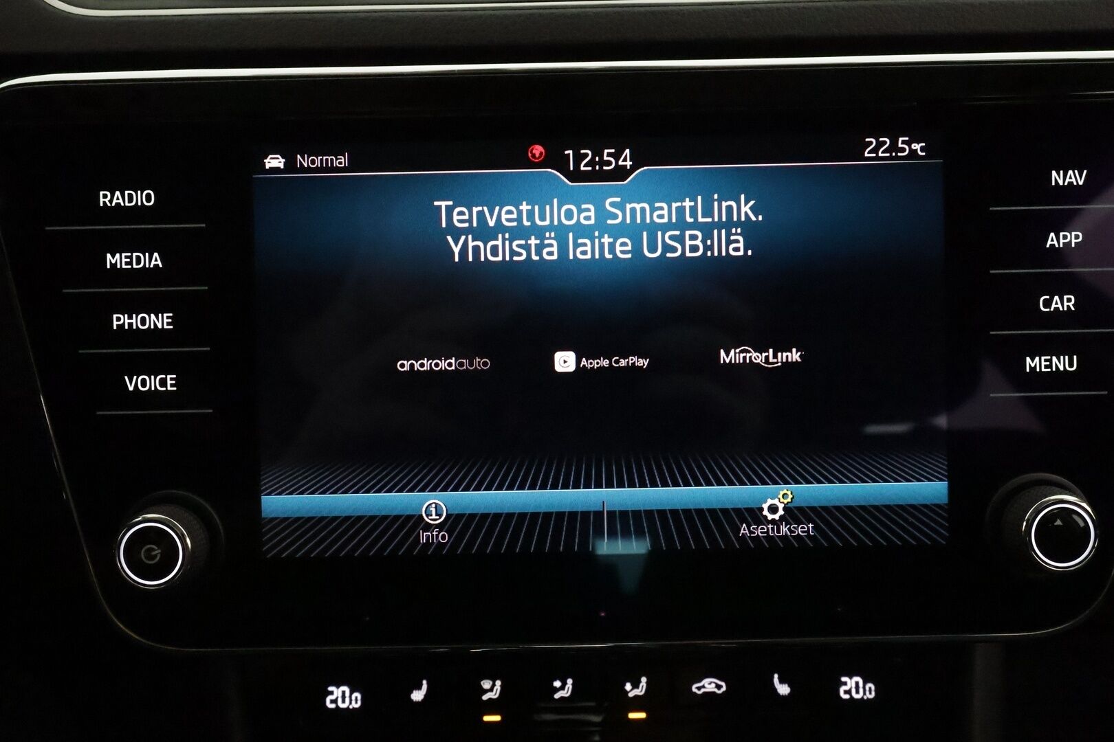 Skoda Superb 2018 Combi 1,4 TSI ACT Style BusinessLine DSG **Webasto / Koukku / ACC / Canton / Xenon / P.Kamera / Muistipenkki** - Suomi-auto / Kahdet Renkaat