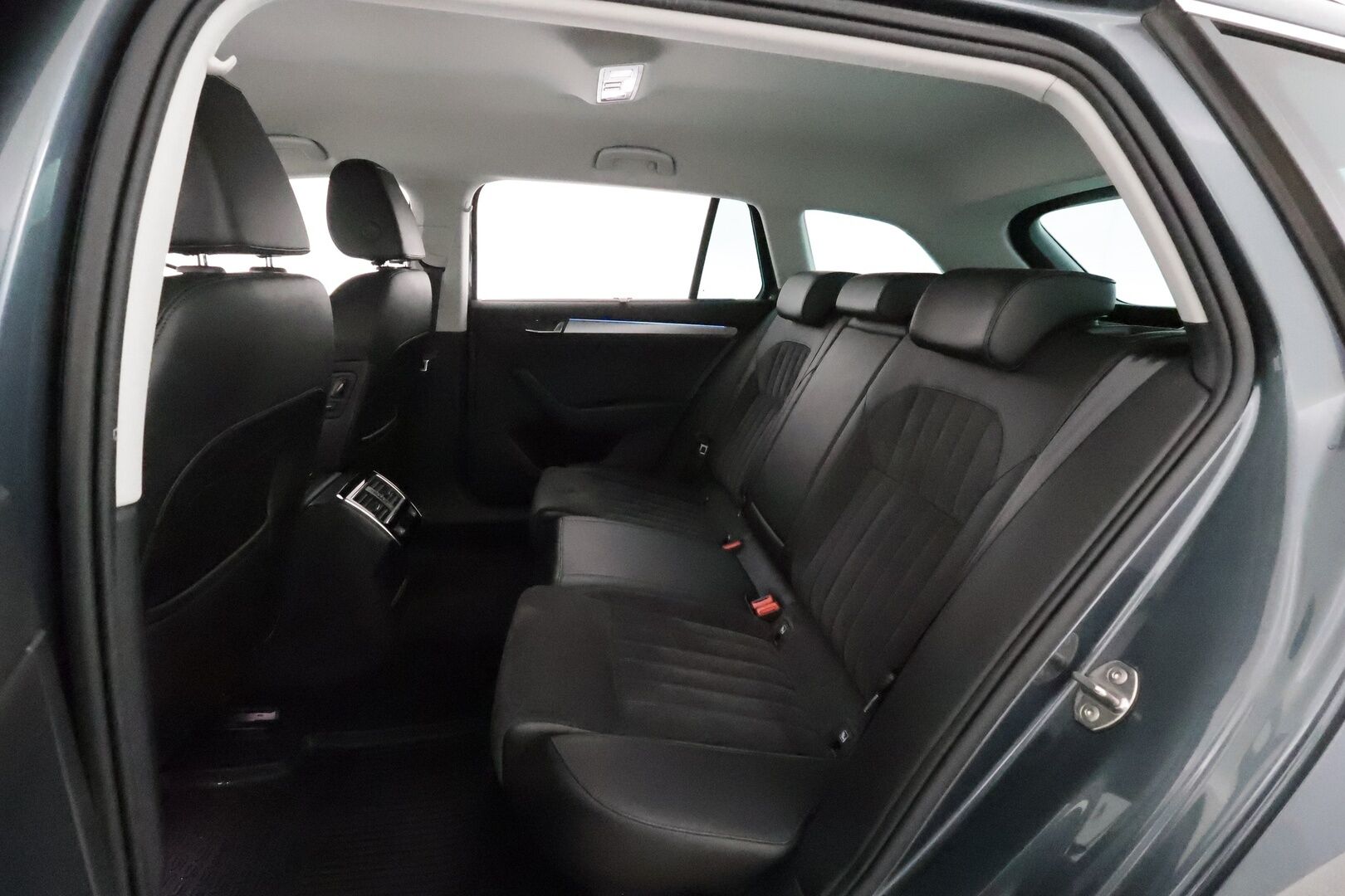 Skoda Superb 2018 Combi 1,4 TSI ACT Style BusinessLine DSG **Webasto / Koukku / ACC / Canton / Xenon / P.Kamera / Muistipenkki** - Suomi-auto / Kahdet Renkaat