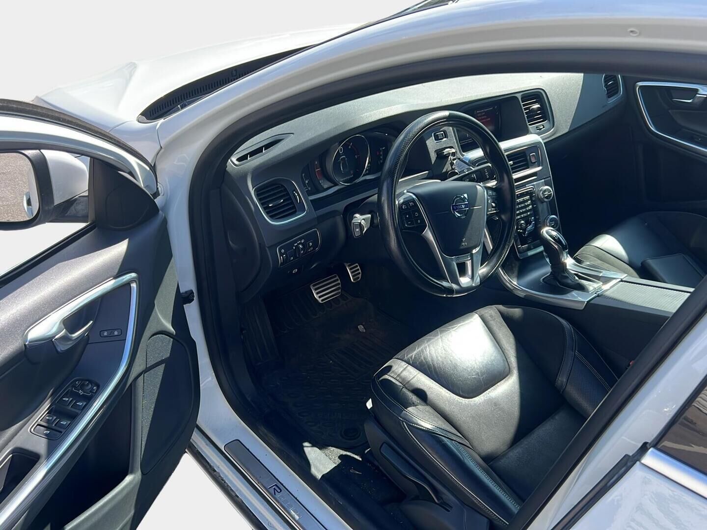 Volvo S60 2018 D4 Classic R-Design aut - Suomiauto | Webasto | Koukku | High Perf Audio | Lohko&Sisäpistoke | Peruutustutka | Sensus Navi | Jakopää hiljattain tehty!