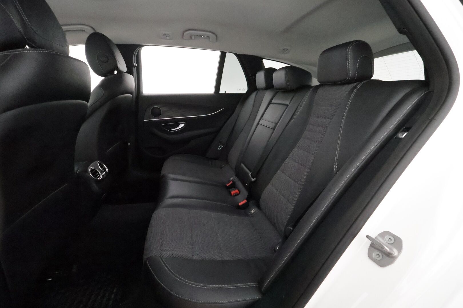 Mercedes-Benz E 2018 220 d 4Matic T A All-Terrain ** Webasto / Koukku / LED-High Performance / Sporttipenkit / P.kamera / Navi ** - 3,99 % KORKOTARJOUS TÄHÄN AUTOON - 2x Renkaat 