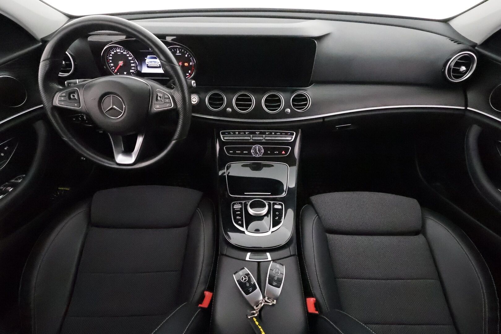 Mercedes-Benz E 2018 220 d 4Matic T A All-Terrain ** Webasto / Koukku / LED-High Performance / Sporttipenkit / P.kamera / Navi ** - 3,99 % KORKOTARJOUS TÄHÄN AUTOON - 2x Renkaat 