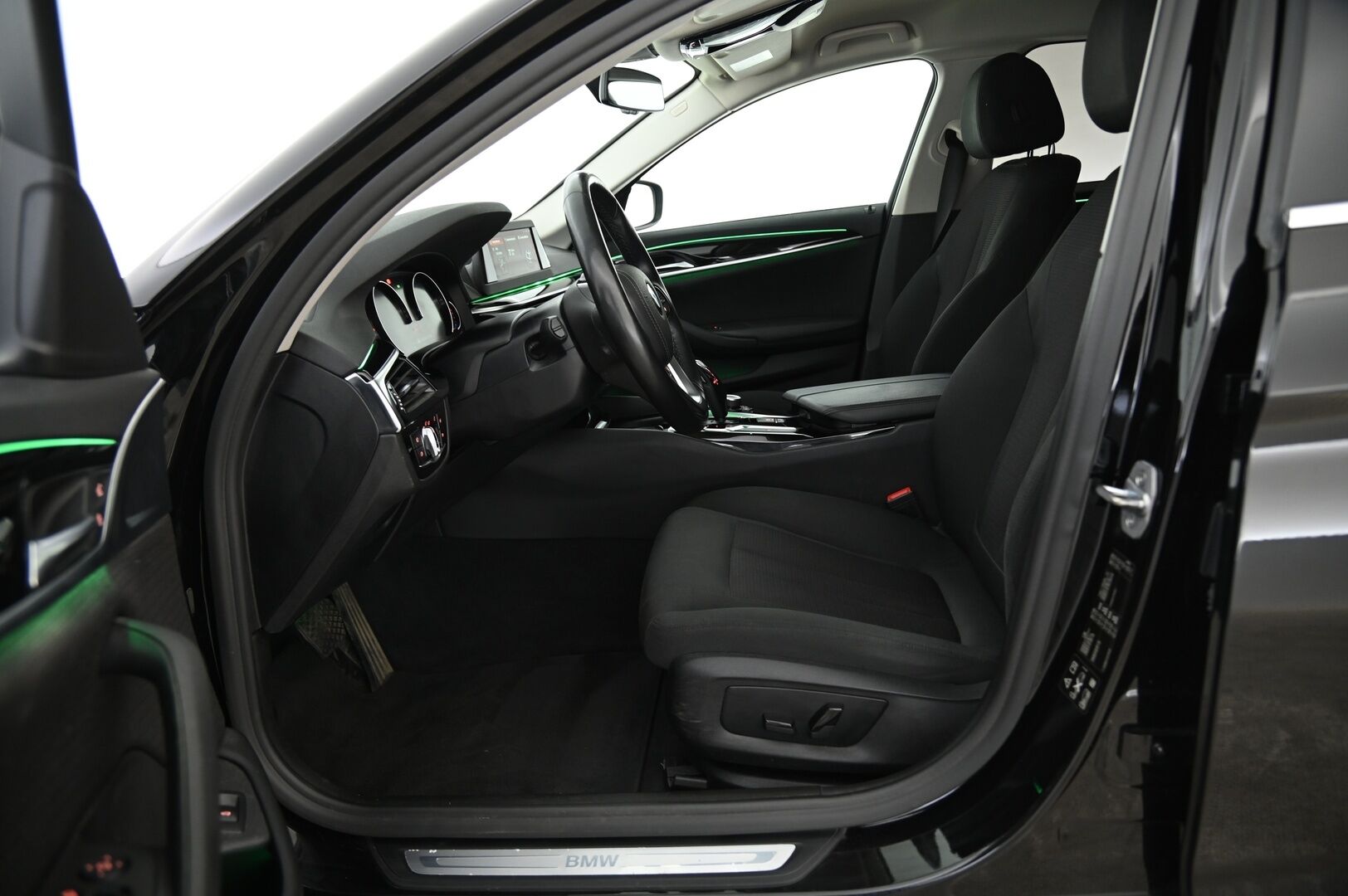 BMW 520 2019 G31 Touring 520d A xDrive Business Comfort *Suomi-auto / Koukku / Vakkari / P-kamera* - 3,99 % KORKOTARJOUS TÄHÄN AUTOON - Tilava ja taloudellinen 5-sarjan farmari!