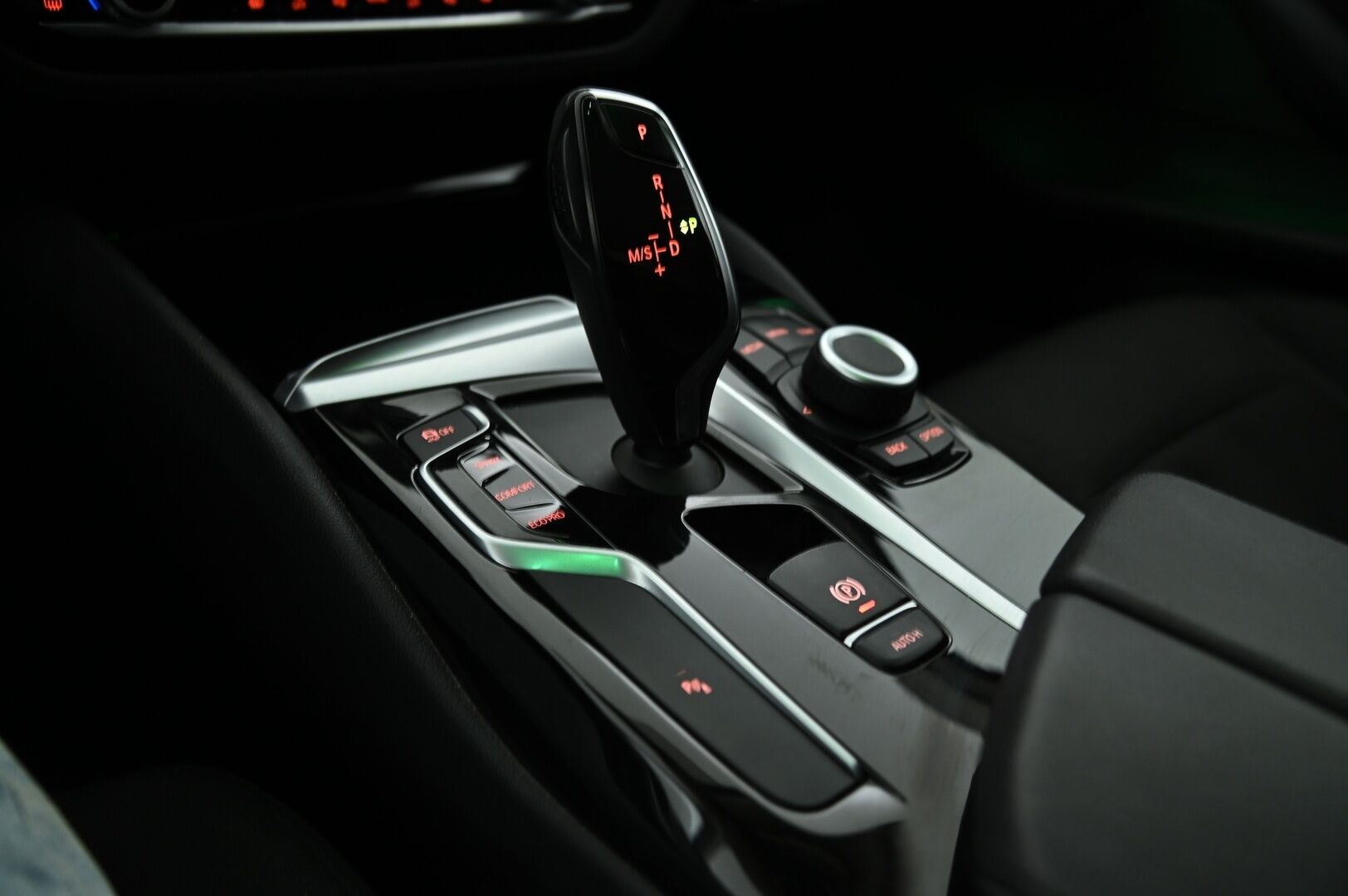 BMW 520 2019 G31 Touring 520d A xDrive Business Comfort *Suomi-auto / Koukku / Vakkari / P-kamera* - 3,99 % KORKOTARJOUS TÄHÄN AUTOON - Tilava ja taloudellinen 5-sarjan farmari!