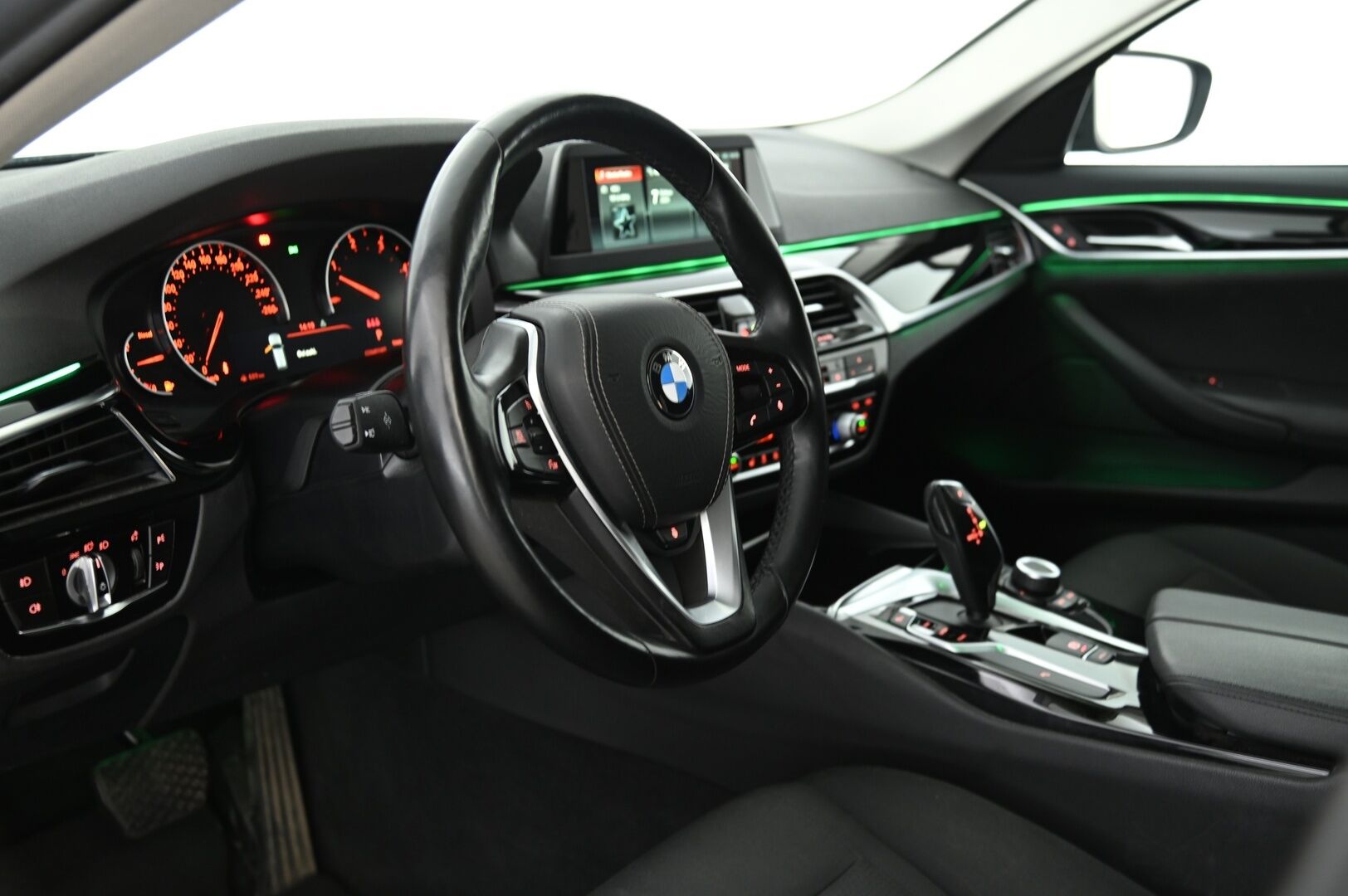 BMW 520 2019 G31 Touring 520d A xDrive Business Comfort *Suomi-auto / Koukku / Vakkari / P-kamera* - 3,99 % KORKOTARJOUS TÄHÄN AUTOON - Tilava ja taloudellinen 5-sarjan farmari!