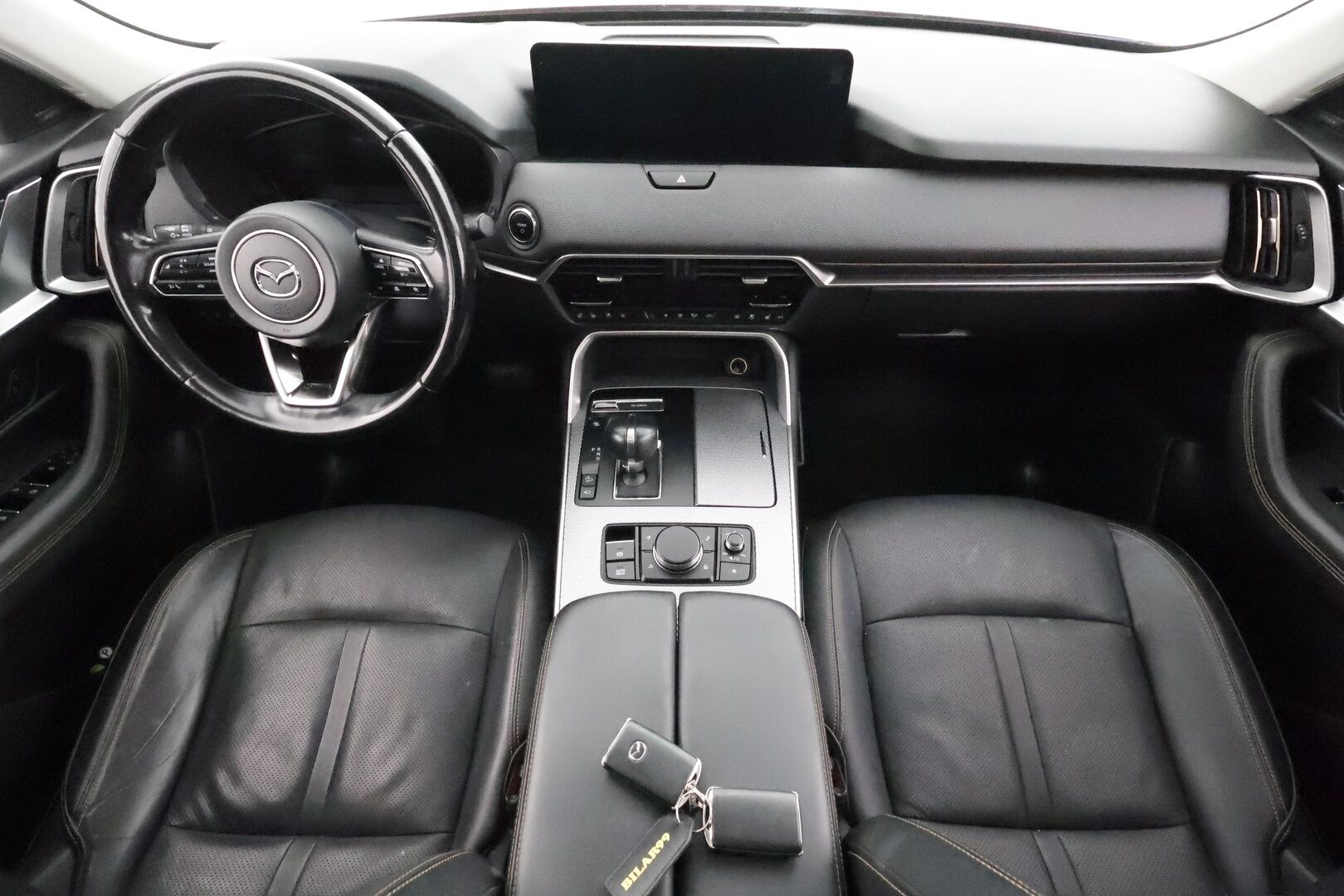 Mazda CX-60 2023 2.5 PHEV 8AT AWD PR Homura - | ACC | Koukku | 360-Kamera | Muistipenkki | HUD | Panorama | Ilmastoidut Penkit Edessä | Suomi-Auto | Akku kuntotarkastettu SoH 92,2% | Kahdet Renkaat | 2x Lataus |