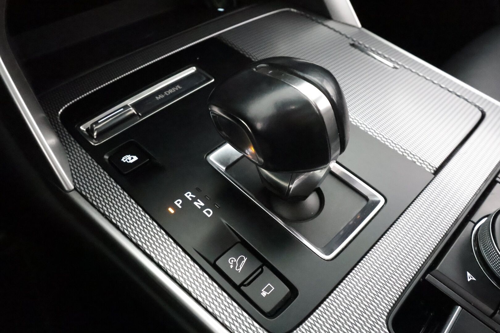 Mazda CX-60 2023 2.5 PHEV 8AT AWD PR Homura * ACC / Koukku / 360-Kamera / Muistipenkki / HUD / Panorama / Ilmastoidut Penkit Edessä * - Suomi-Auto / Akku kuntotarkastettu SoH 92,2% / Kahdet Renkaat / 2x Lataus - HULLUT AVAJAISHULINAT KORKOTARJOUS 3,29 %