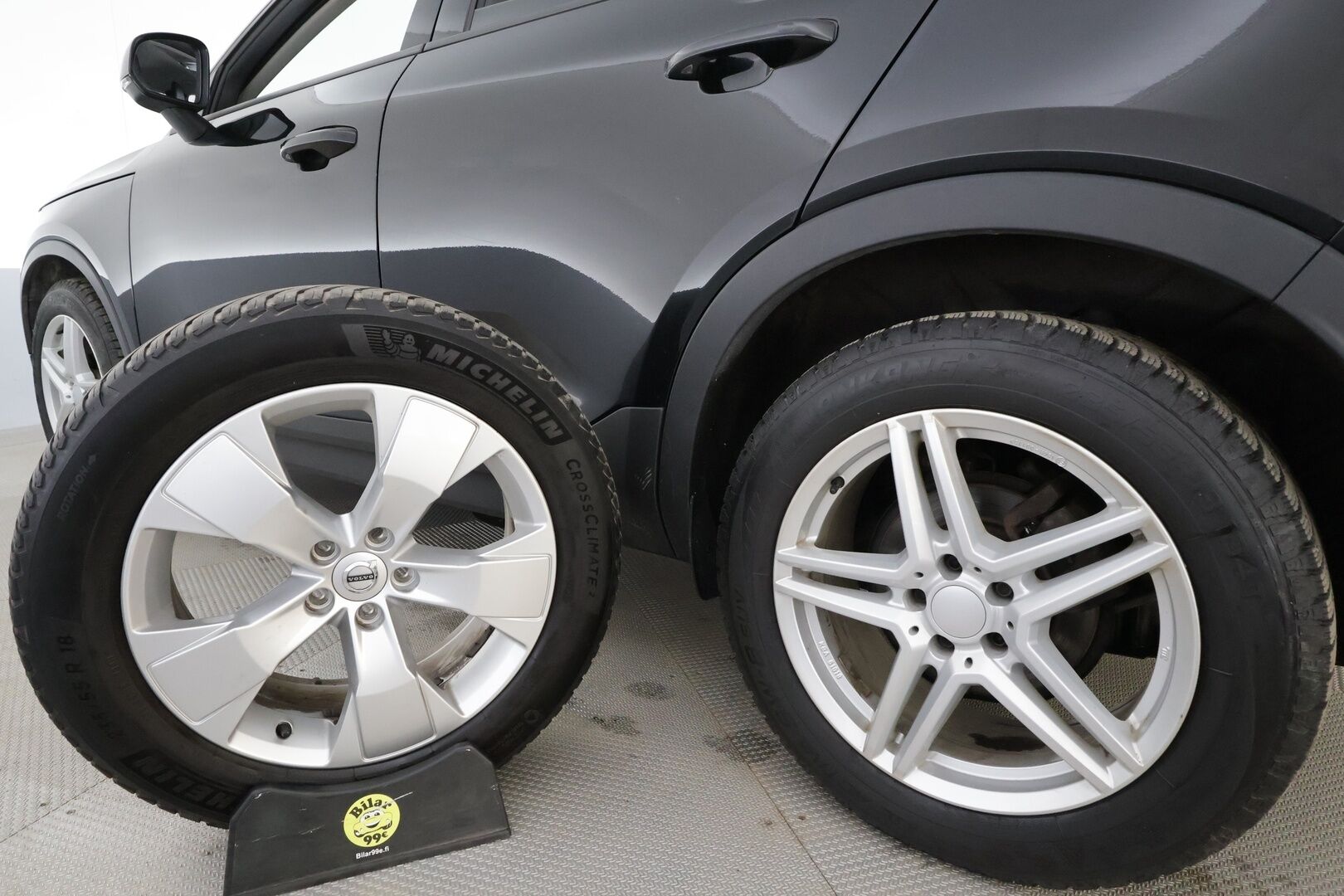 Volvo XC40 2019 D3 Business aut * ACC / P.tutkat / Webasto / Navi / LED / H&K / Koukku / Puolinahat / KeylessGo * - Suomi-auto / Kahdet renkaat aluvanteilla