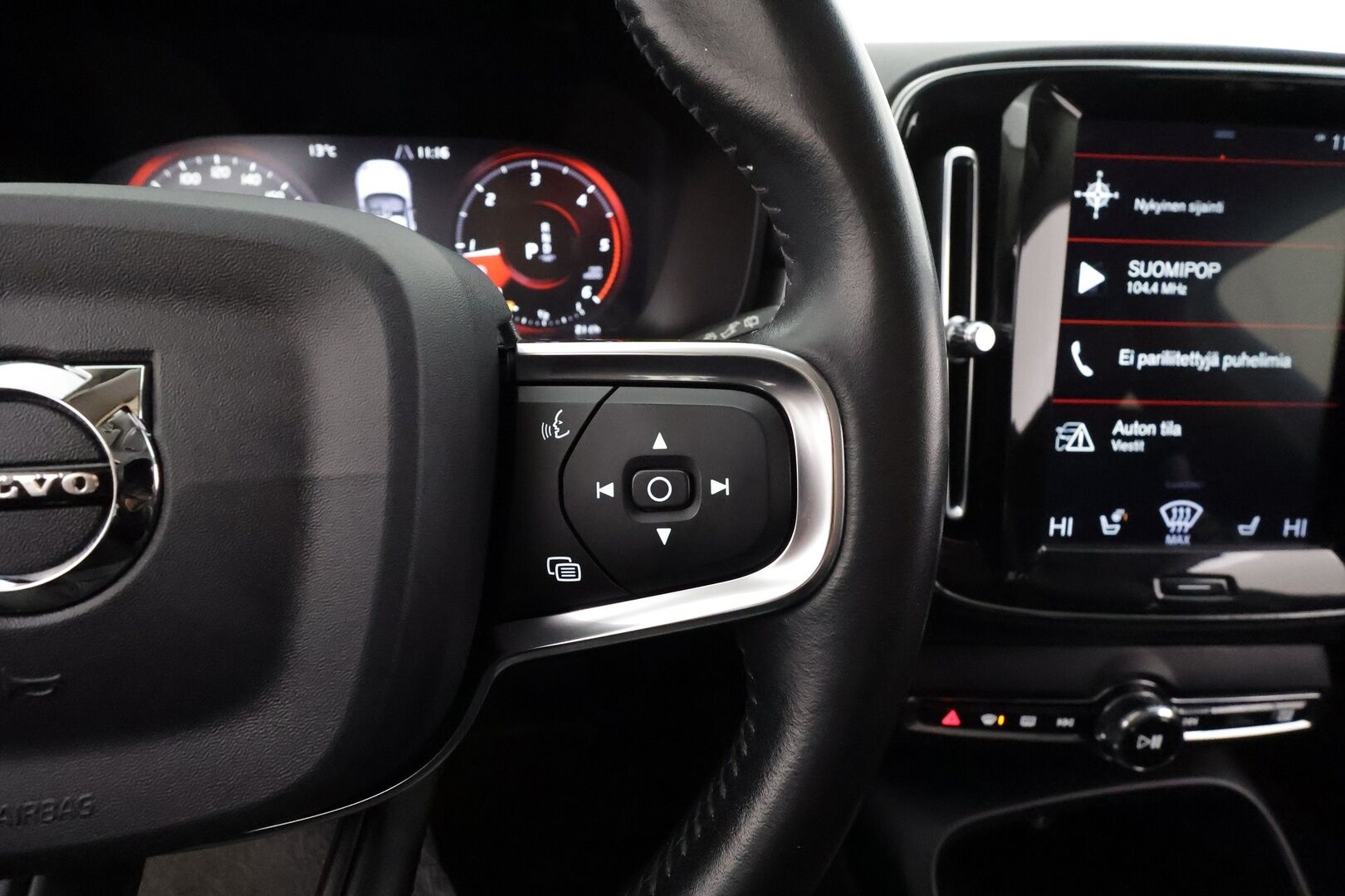 Volvo XC40 2019 D3 Business aut * ACC / P.tutkat / Webasto / Navi / LED / H&K / Koukku / Puolinahat / KeylessGo * - Suomi-auto / Kahdet renkaat aluvanteilla