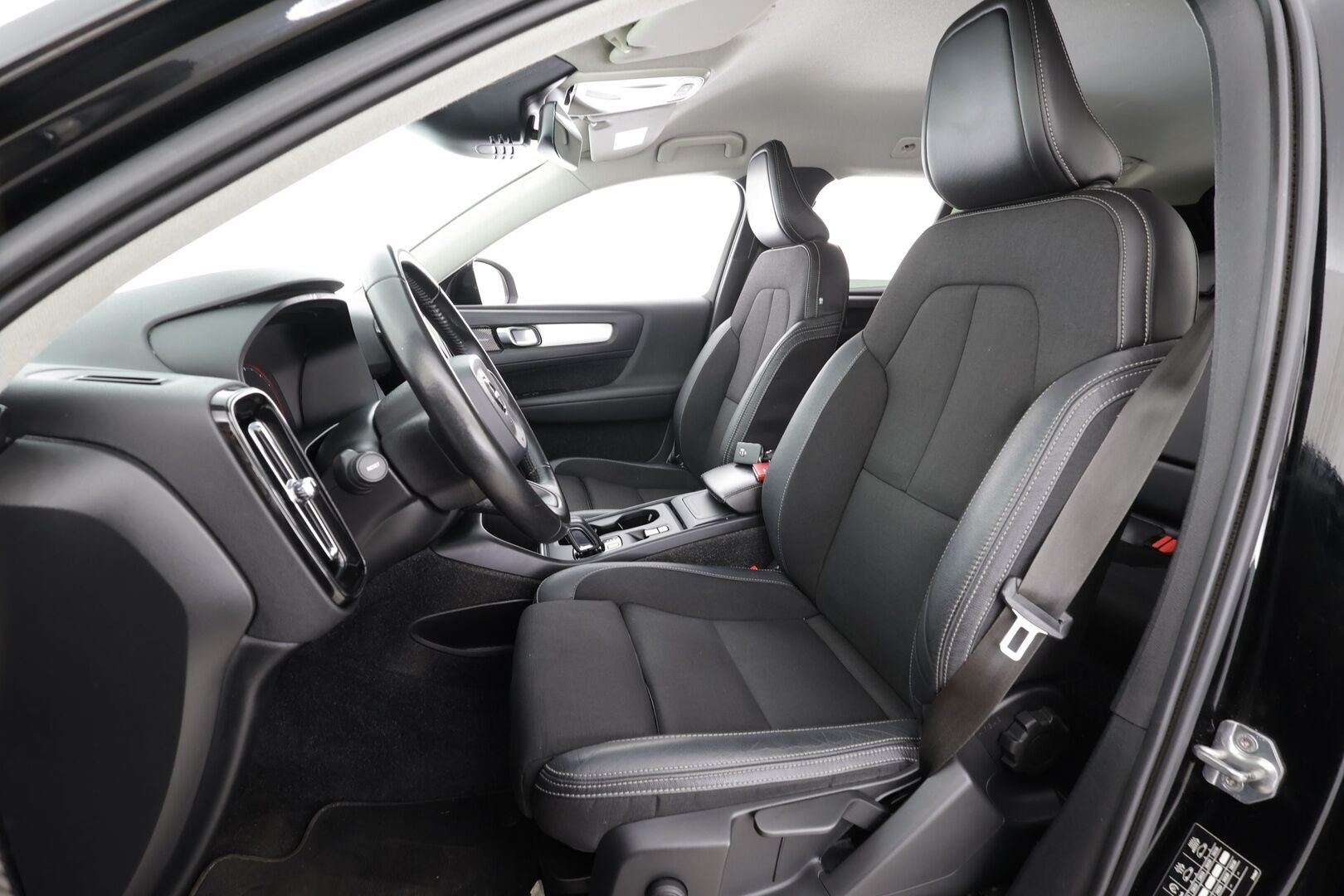 Volvo XC40 2019 D3 Business aut * ACC / P.tutkat / Webasto / Navi / LED / H&K / Koukku / Puolinahat / KeylessGo * - Suomi-auto / Kahdet renkaat aluvanteilla