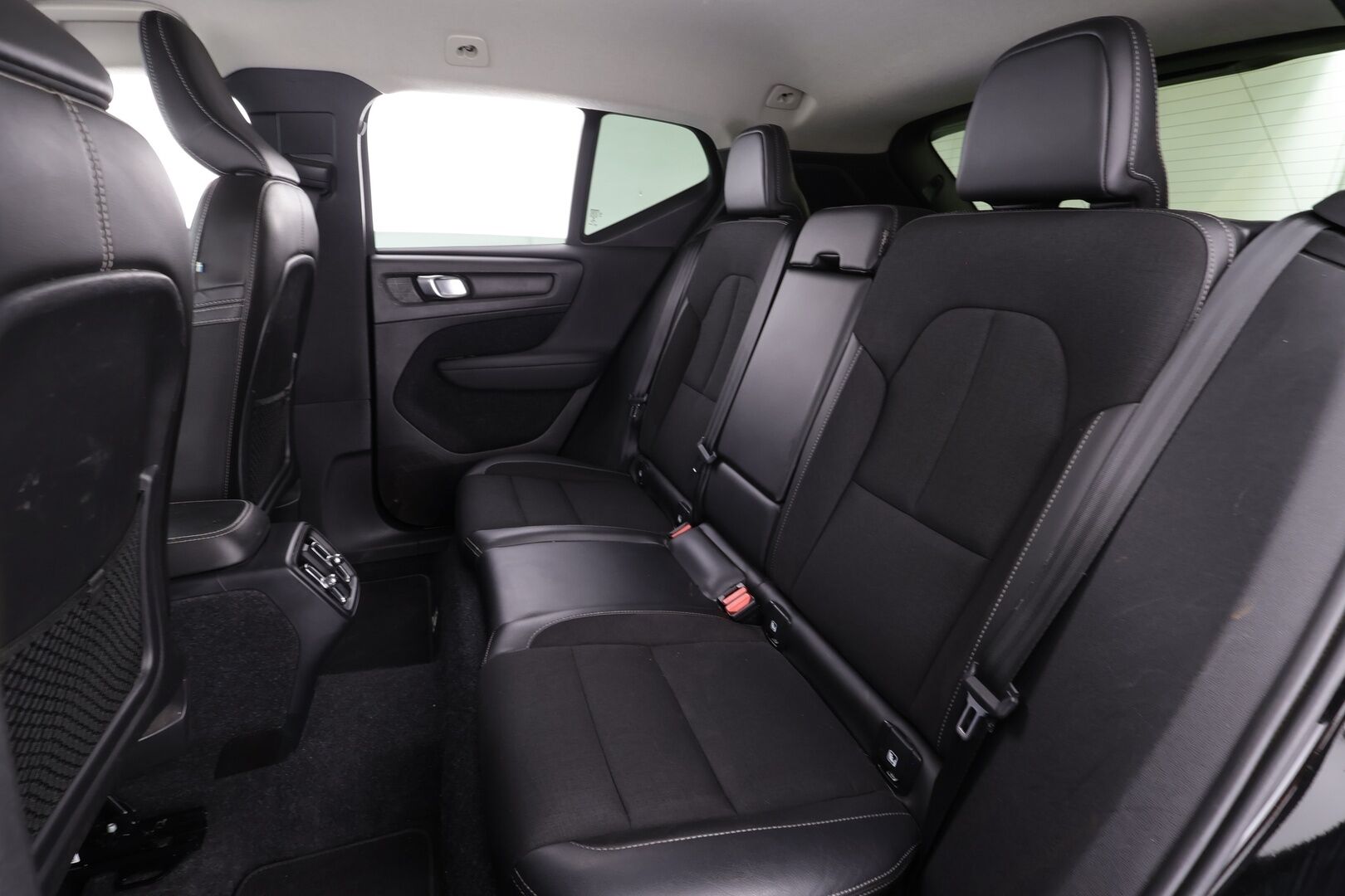 Volvo XC40 2019 D3 Business aut * ACC / P.tutkat / Webasto / Navi / LED / H&K / Koukku / Puolinahat / KeylessGo * - Suomi-auto / Kahdet renkaat aluvanteilla