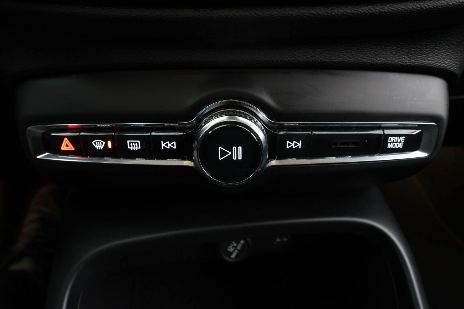 Volvo XC40 2019 D3 Business aut * ACC / P.tutkat / Webasto / Navi / LED / H&K / Koukku / Puolinahat / KeylessGo * - Suomi-auto / Kahdet renkaat aluvanteilla