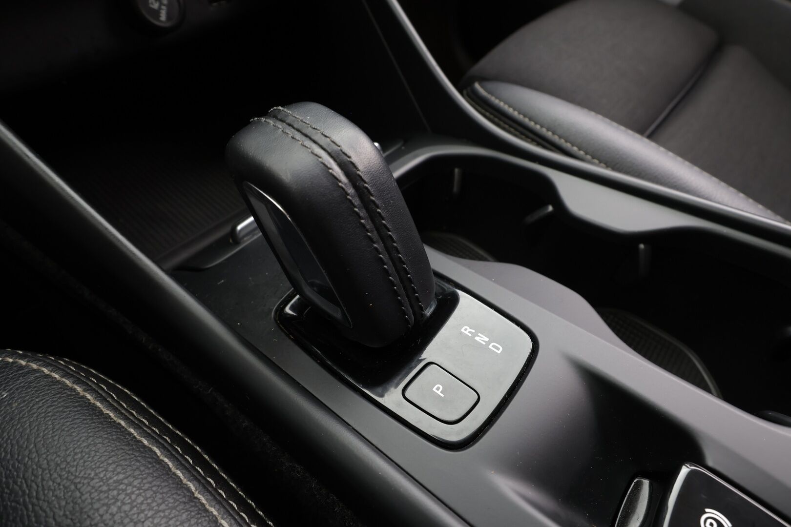 Volvo XC40 2019 D3 Business aut * ACC / P.tutkat / Webasto / Navi / LED / H&K / Koukku / Puolinahat / KeylessGo * - Suomi-auto / Kahdet renkaat aluvanteilla