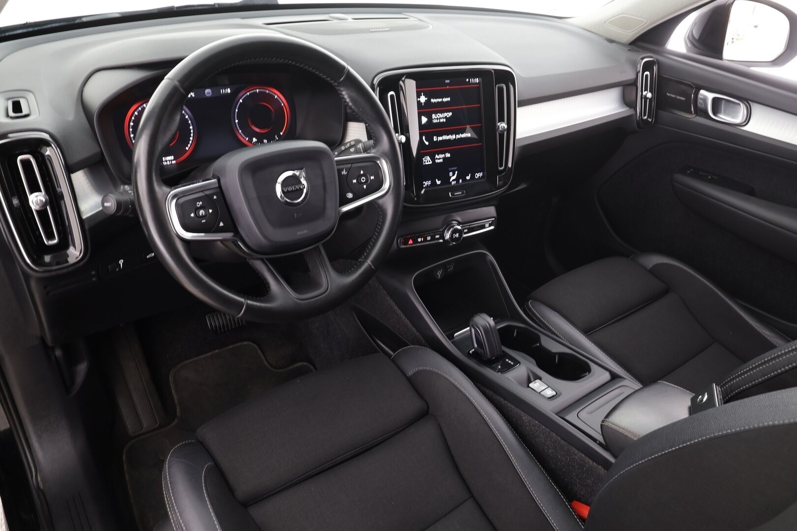 Volvo XC40 2019 D3 Business aut * ACC / P.tutkat / Webasto / Navi / LED / H&K / Koukku / Puolinahat / KeylessGo * - Suomi-auto / Kahdet renkaat aluvanteilla