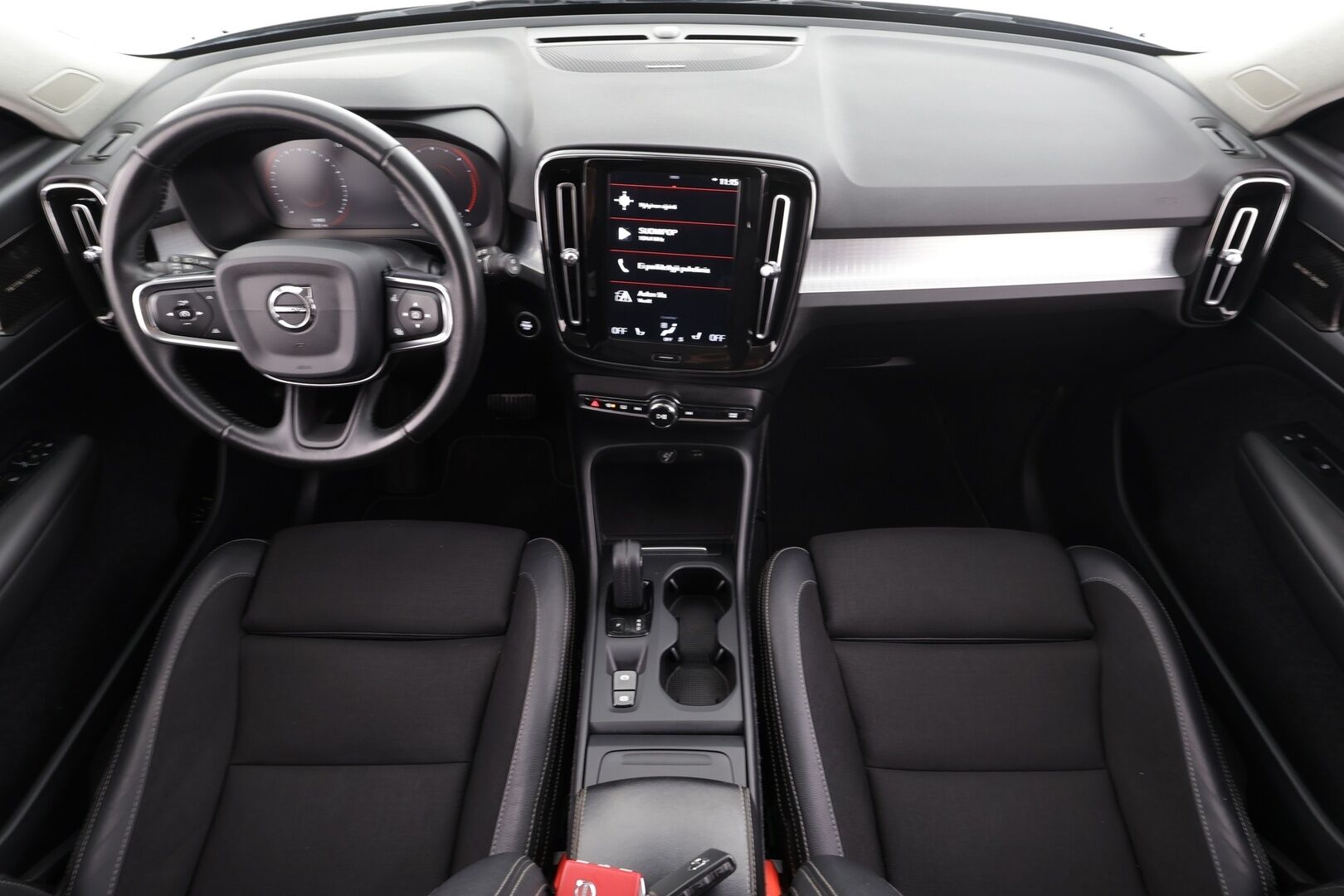 Volvo XC40 2019 D3 Business aut * ACC / P.tutkat / Webasto / Navi / LED / H&K / Koukku / Puolinahat / KeylessGo * - Suomi-auto / Kahdet renkaat aluvanteilla