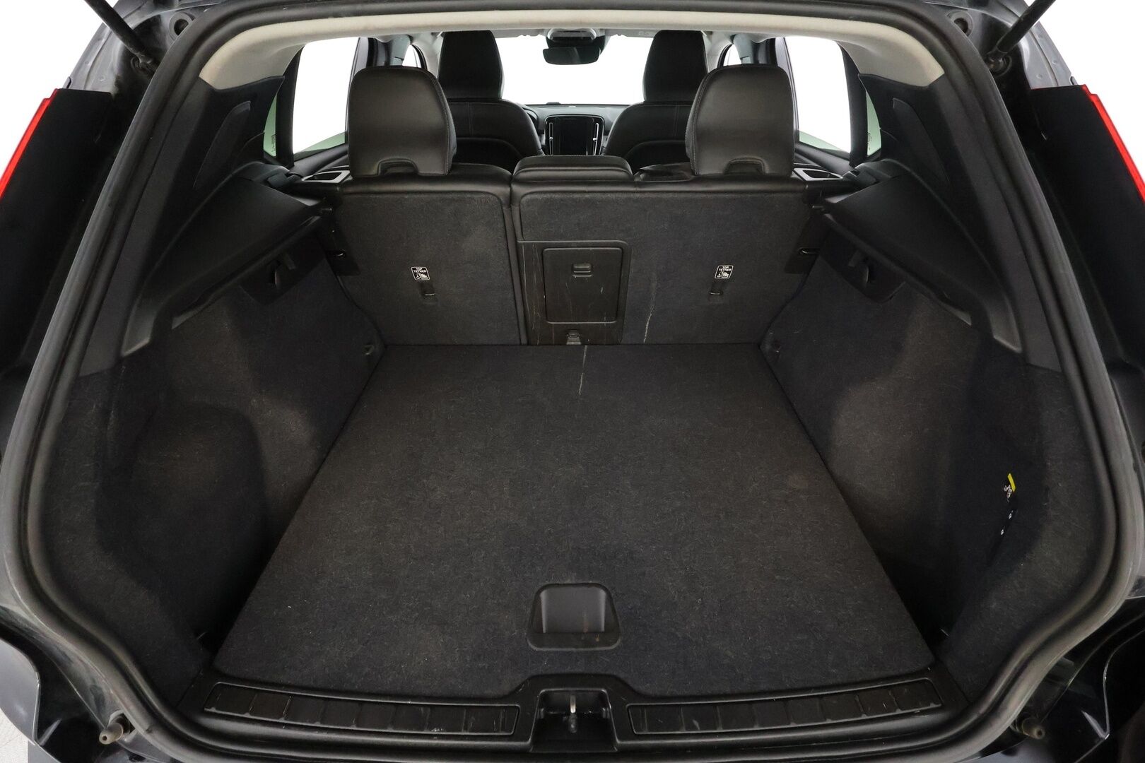 Volvo XC40 2019 D3 Business aut * ACC / P.tutkat / Webasto / Navi / LED / H&K / Koukku / Puolinahat / KeylessGo * - Suomi-auto / Kahdet renkaat aluvanteilla