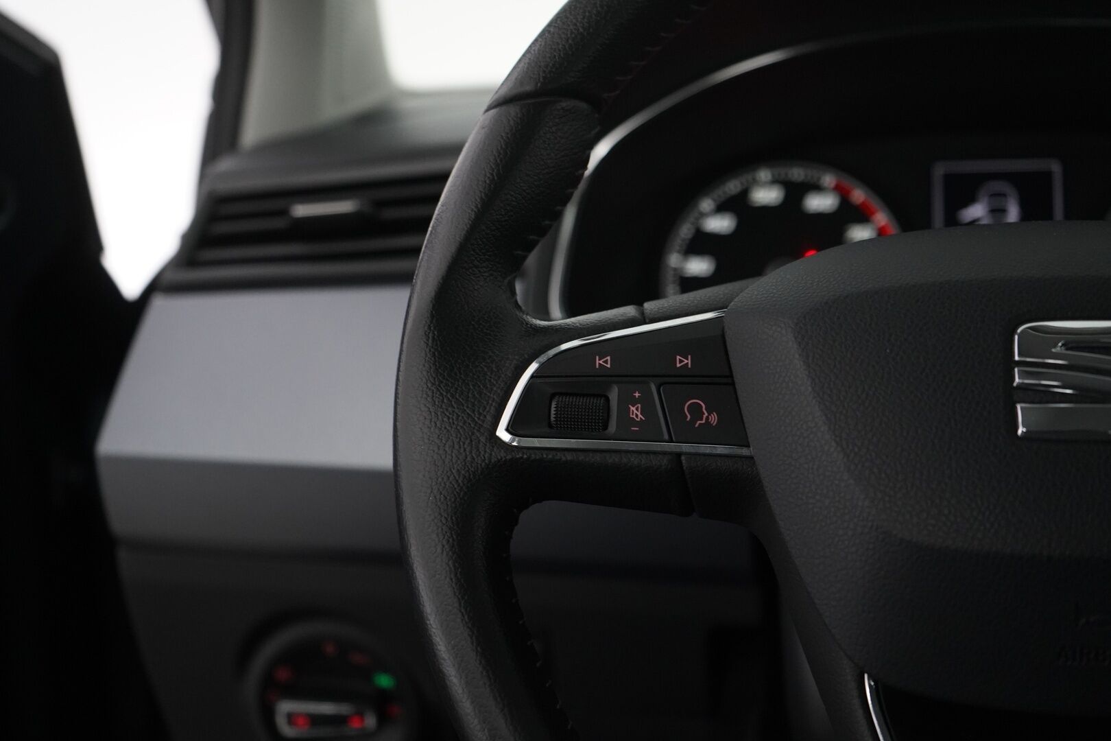 Seat Arona 2018 1,0 EcoTSI 115 Style DSG *Lohkolämmitin / P-Tutka / Vakkari* - Suomi-auto / Juuri huollettu / Metalliväri / Kahdet Seatin vanteet