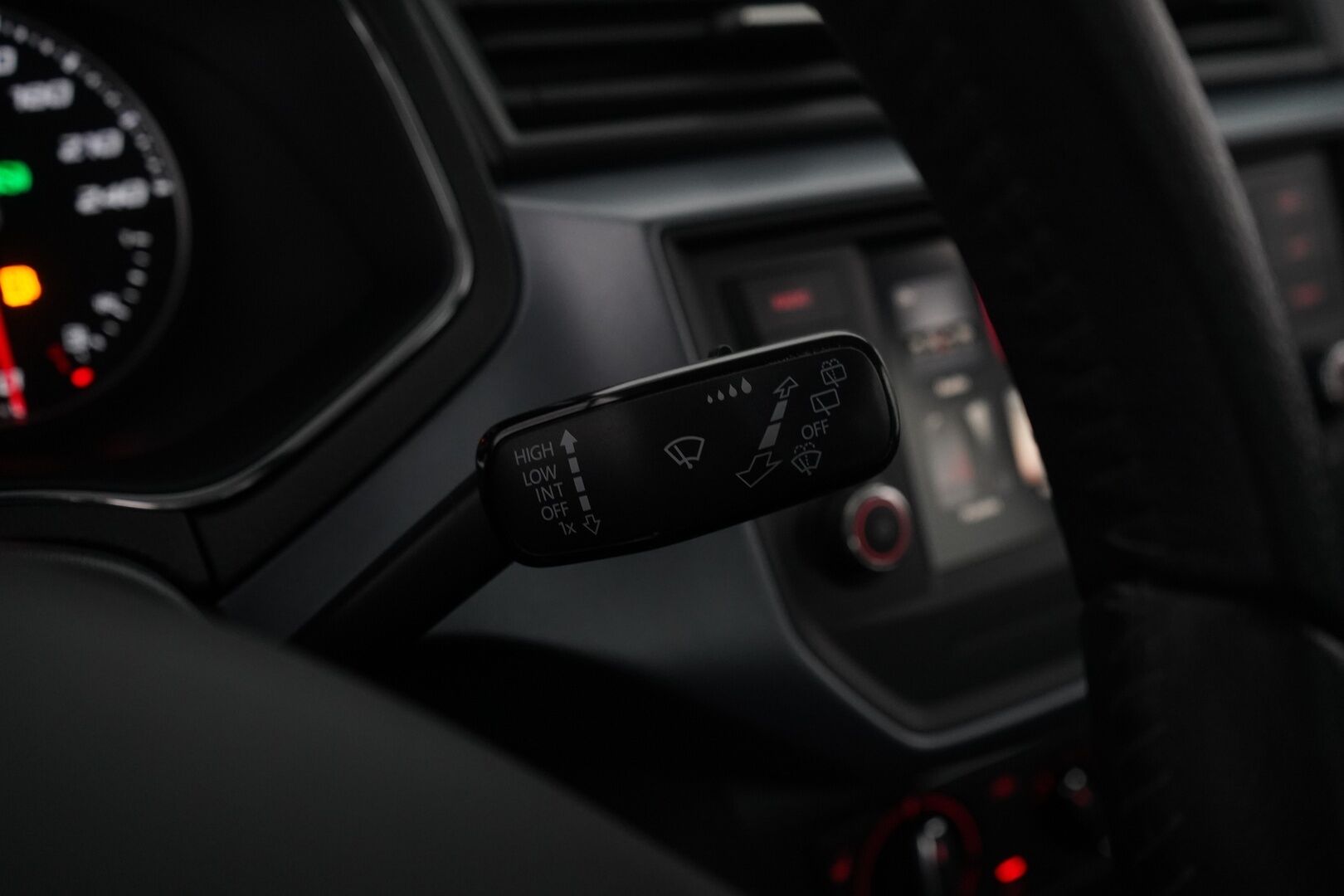 Seat Arona 2018 1,0 EcoTSI 115 Style DSG *Lohkolämmitin / P-Tutka / Vakkari* - Suomi-auto / Juuri huollettu / Metalliväri / Kahdet Seatin vanteet