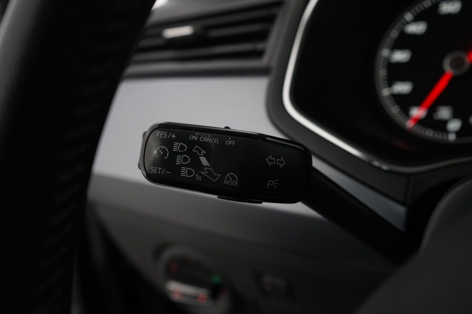 Seat Arona 2018 1,0 EcoTSI 115 Style DSG *Lohkolämmitin / P-Tutka / Vakkari* - Suomi-auto / Juuri huollettu / Metalliväri / Kahdet Seatin vanteet