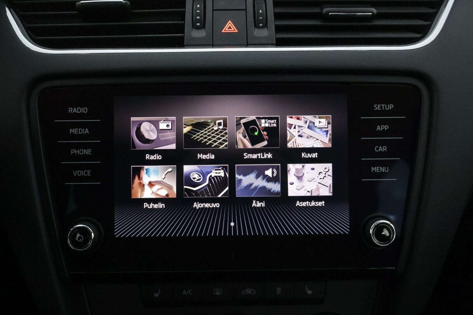 Skoda Octavia 2019 Skoda Octavia Combi 1,6 TDI Ambition *Webasto / P.Tutkat / Vakkari / LED / Apple carplay / Android auto * - *Suomi-Auto / Jakopää vaihdettu 114tkm / Asiallisilla varusteilla! * - HULLUT JOULUT KORKOTARJOUS 2,49% 