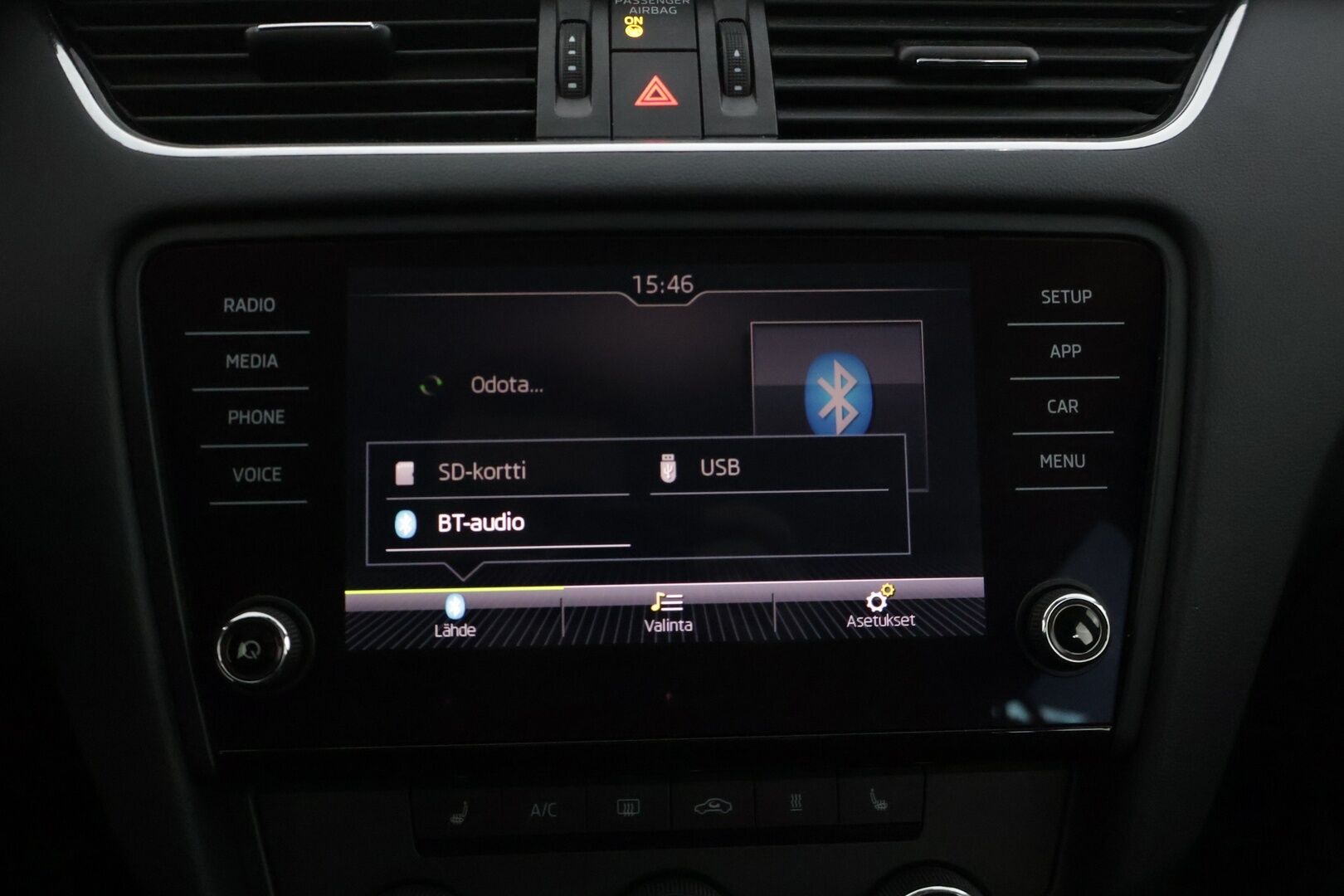 Skoda Octavia 2019 Skoda Octavia Combi 1,6 TDI Ambition *Webasto / P.Tutkat / Vakkari / LED / Apple carplay / Android auto * - *Suomi-Auto / Jakopää vaihdettu 114tkm / Asiallisilla varusteilla! * - HULLUT JOULUT KORKOTARJOUS 2,49% 