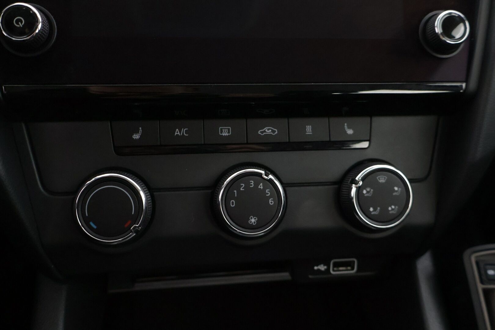 Skoda Octavia 2019 Skoda Octavia Combi 1,6 TDI Ambition *Webasto / P.Tutkat / Vakkari / LED / Apple carplay / Android auto * - *Suomi-Auto / Jakopää vaihdettu 114tkm / Asiallisilla varusteilla! * - HULLUT JOULUT KORKOTARJOUS 2,49% 