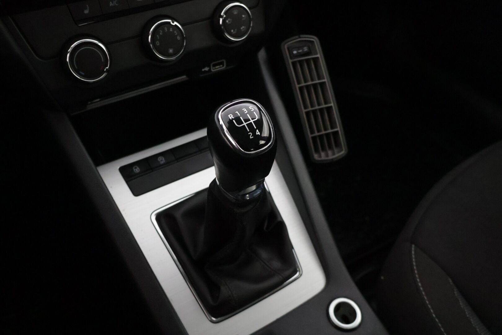 Skoda Octavia 2019 Skoda Octavia Combi 1,6 TDI Ambition *Webasto / P.Tutkat / Vakkari / LED / Apple carplay / Android auto * - *Suomi-Auto / Jakopää vaihdettu 114tkm / Asiallisilla varusteilla! * - HULLUT JOULUT KORKOTARJOUS 2,49% 