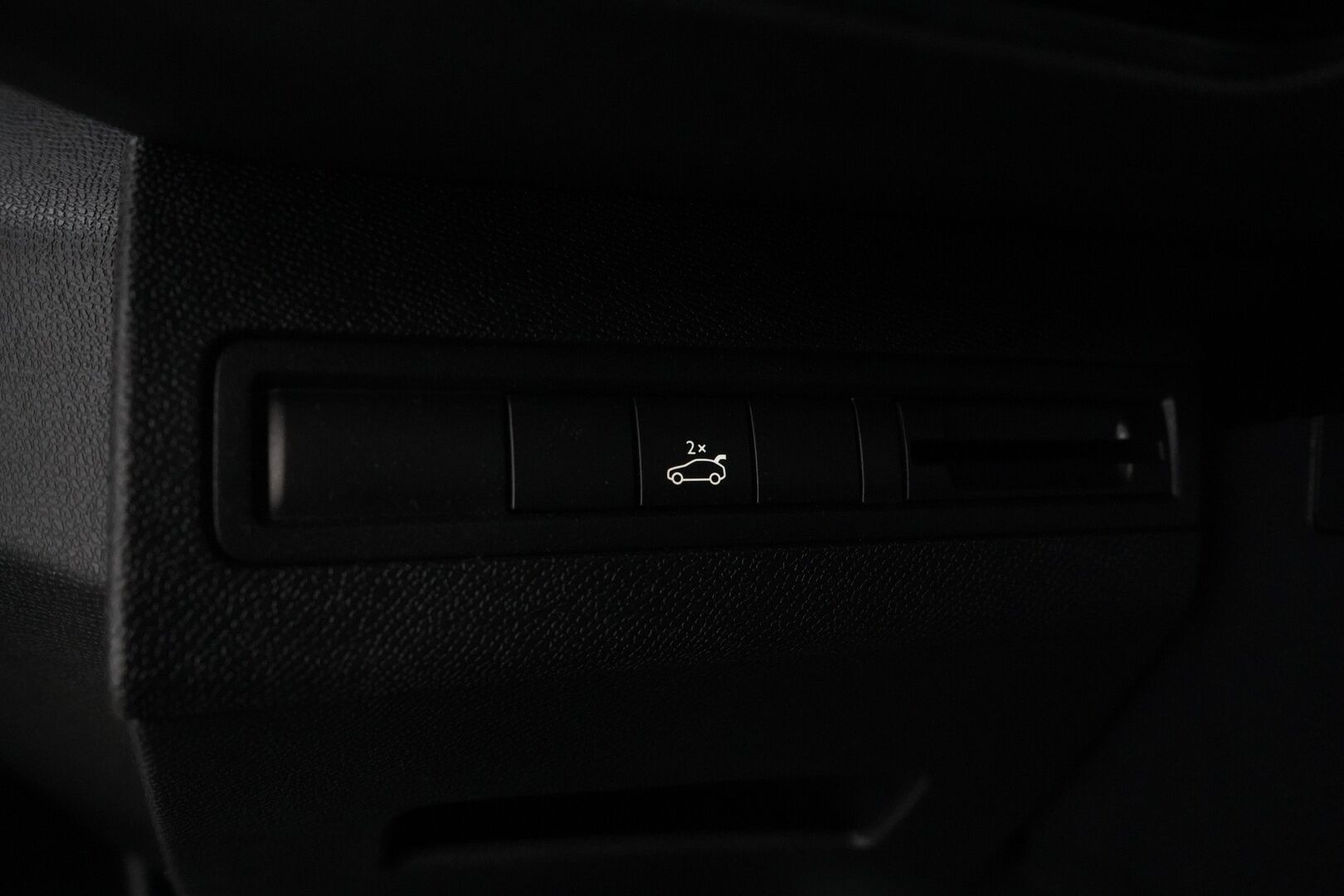 Peugeot 3008 2020 Allure PureTech 180 EAT8-automaatti - Koukku | Lohko | Vakkari | Appconnect | Muistipenkki nahoilla | Keyless | LED | Suomi-auto | Kahdet renkaat alumiinivanteilla | Juuri huollettu & katsastettu!