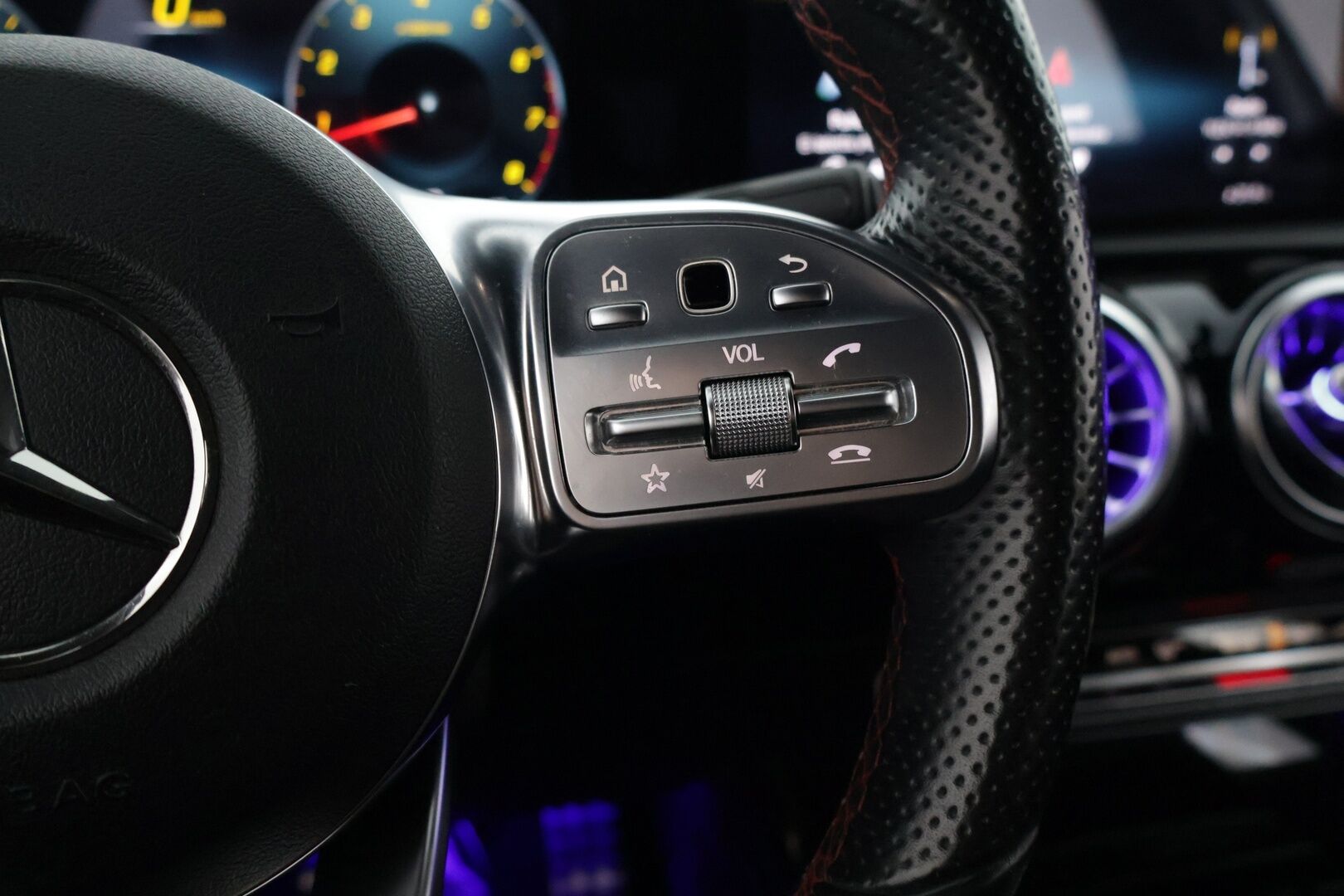 Mercedes-Benz A 2019 180 A Business AMG *Widescreen / LED High Performance / P.Kamera / Keyless / Navi / Lohko* - *Upea yksilö! / Laajennettu Ambient valo!* - HULLUT JOULUT KORKOTARJOUS 2,49% 