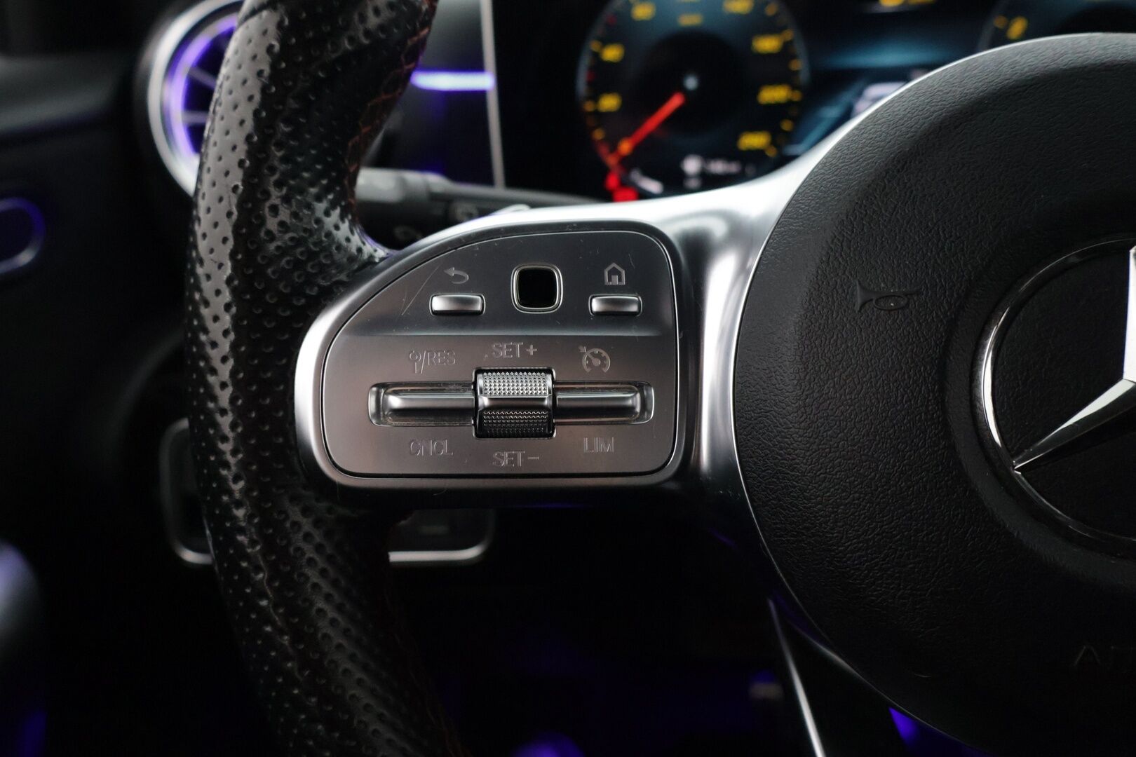 Mercedes-Benz A 2019 180 A Business AMG *Widescreen / LED High Performance / P.Kamera / Keyless / Navi / Lohko* - *Upea yksilö! / Laajennettu Ambient valo!* - HULLUT JOULUT KORKOTARJOUS 2,49% 