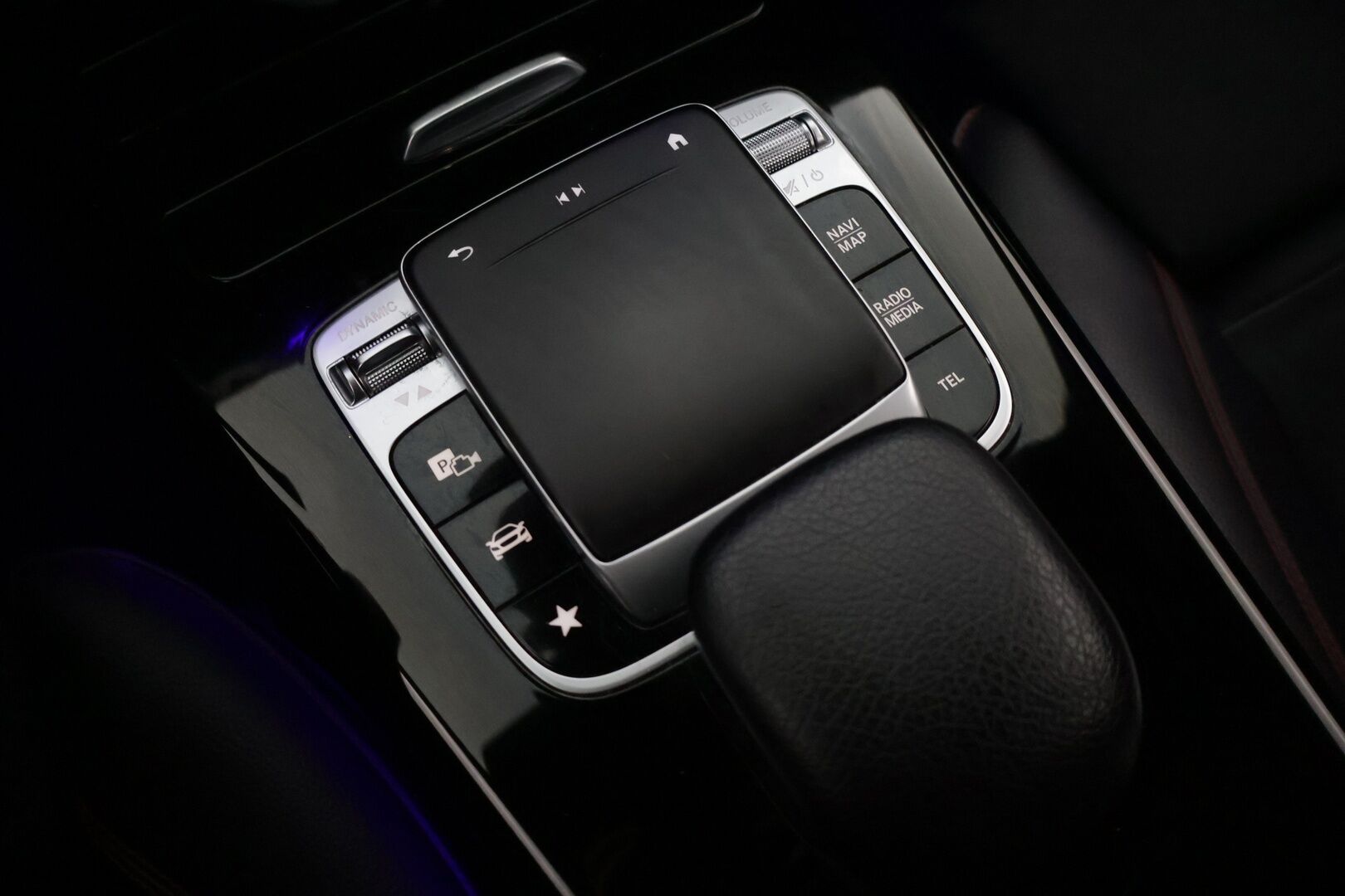 Mercedes-Benz A 2019 180 A Business AMG *Widescreen / LED High Performance / P.Kamera / Keyless / Navi / Lohko* - *Upea yksilö! / Laajennettu Ambient valo!* - HULLUT JOULUT KORKOTARJOUS 2,49% 