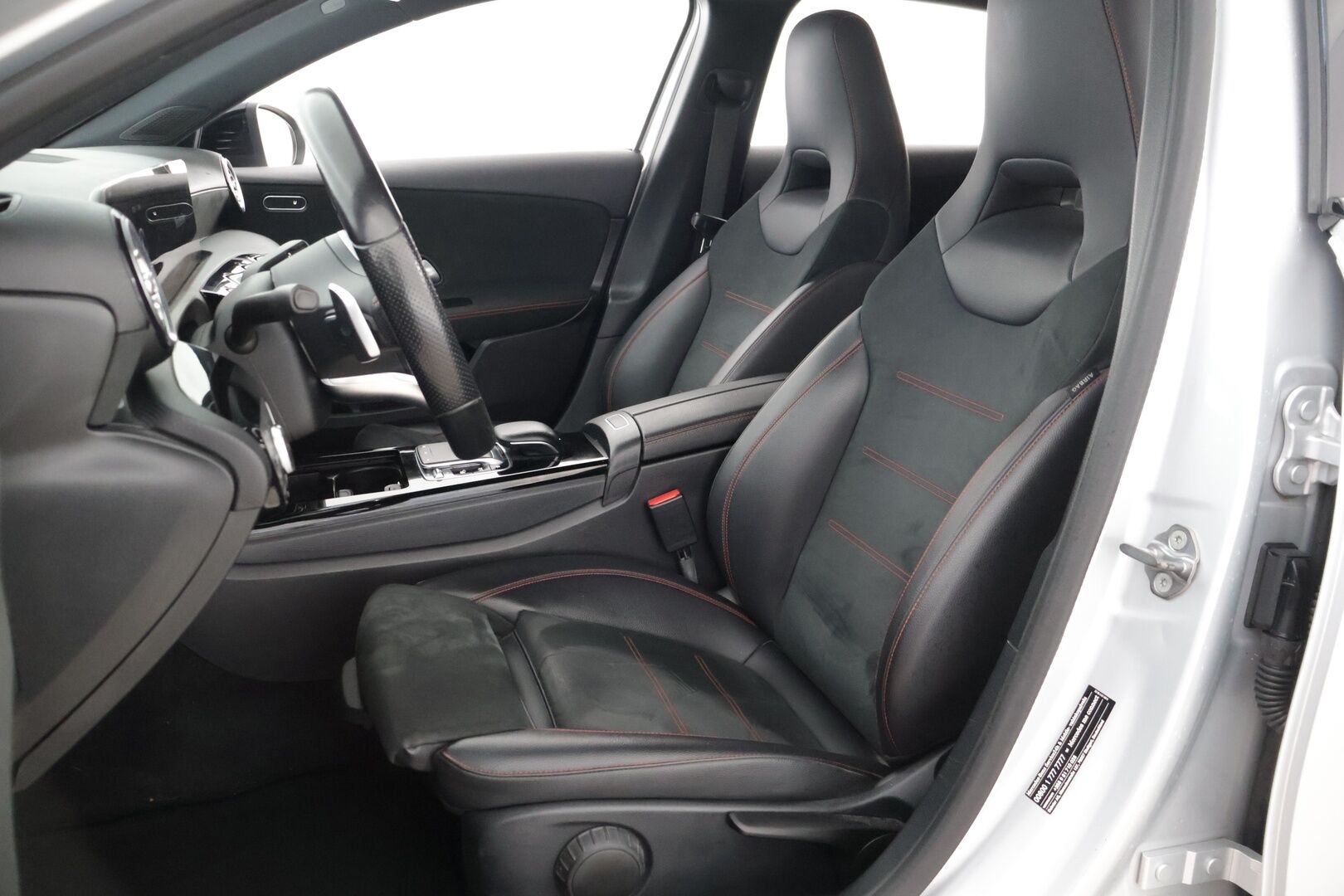 Mercedes-Benz A 2019 180 A Business AMG *Widescreen / LED High Performance / P.Kamera / Keyless / Navi / Lohko* - *Upea yksilö! / Laajennettu Ambient valo!* - HULLUT JOULUT KORKOTARJOUS 2,49% 