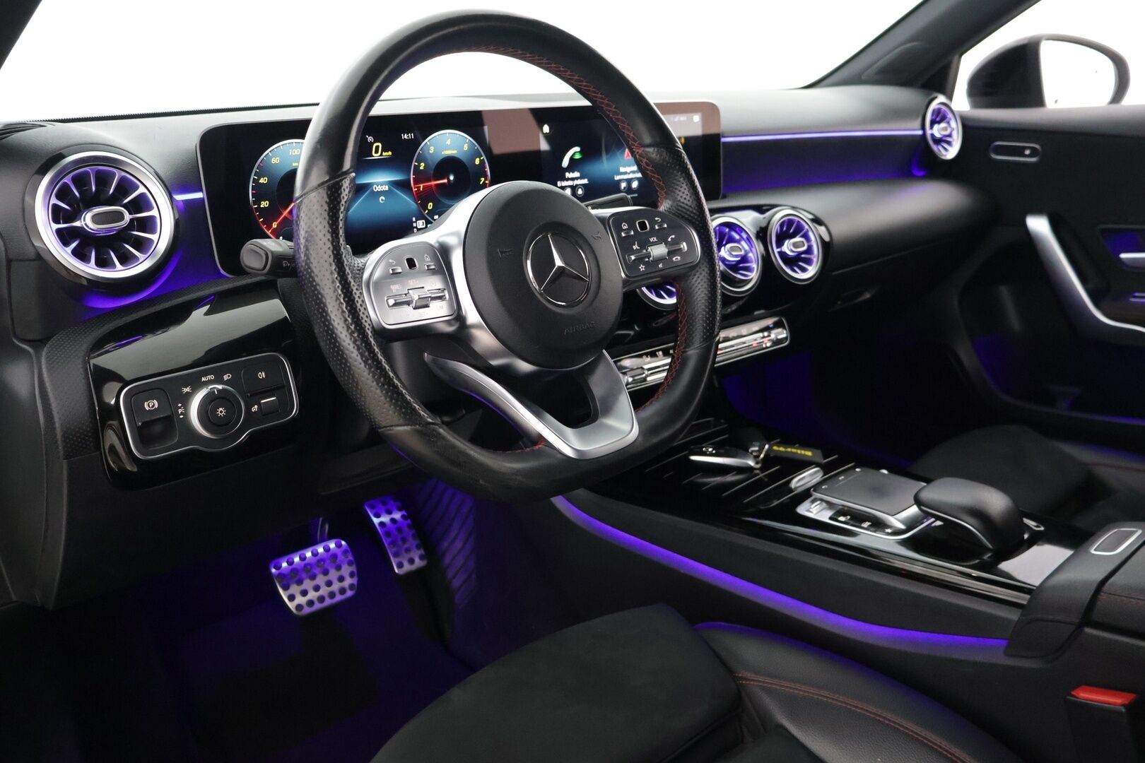 Mercedes-Benz A 2019 180 A Business AMG *Widescreen / LED High Performance / P.Kamera / Keyless / Navi / Lohko* - *Upea yksilö! / Laajennettu Ambient valo!* - HULLUT JOULUT KORKOTARJOUS 2,49% 