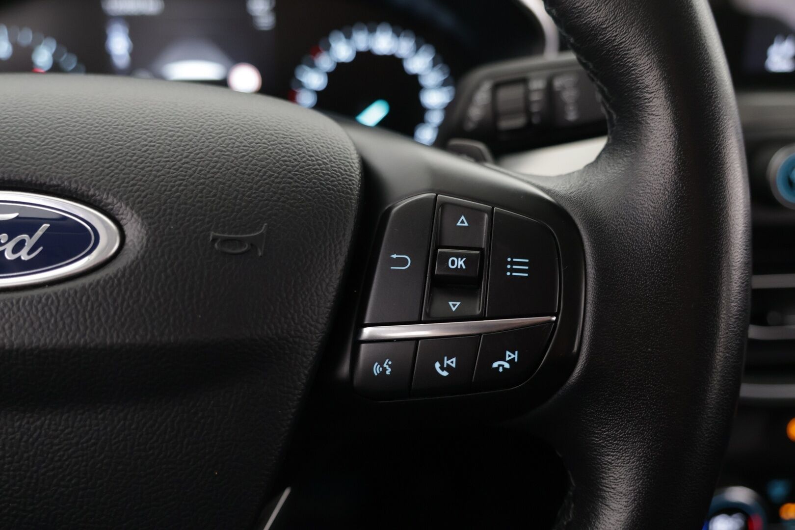 Ford Focus 2019 1,0 EcoBoost 125hv A8 Titanium Wagon - | Vakkari | AppleCarPlay | AndroidAuto | Tutkat edessä ja takana | Vetokoukku | 