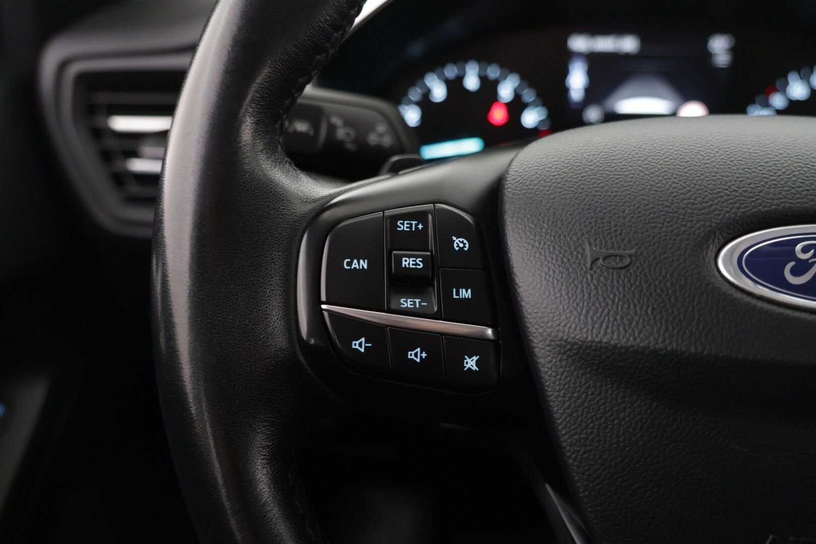 Ford Focus 2019 1,0 EcoBoost 125hv A8 Titanium Wagon - | Vakkari | AppleCarPlay | AndroidAuto | Tutkat edessä ja takana | Vetokoukku | 