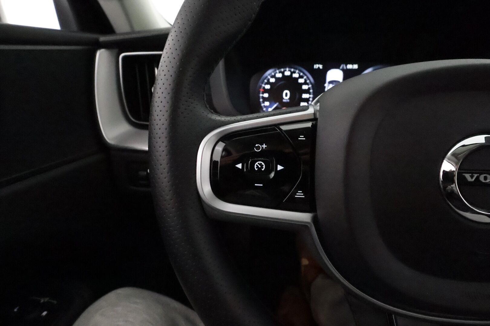 Volvo XC60 2019 T8 AWD Inscription aut **ACC / Ilma-alusta / Koukku / Panorama / Muistipenkki / P.kamera / Full LED / BLIS / Webasto** - Suomi-auto / Kahdet renkaat aluvanteilla / Merkkihuollettu